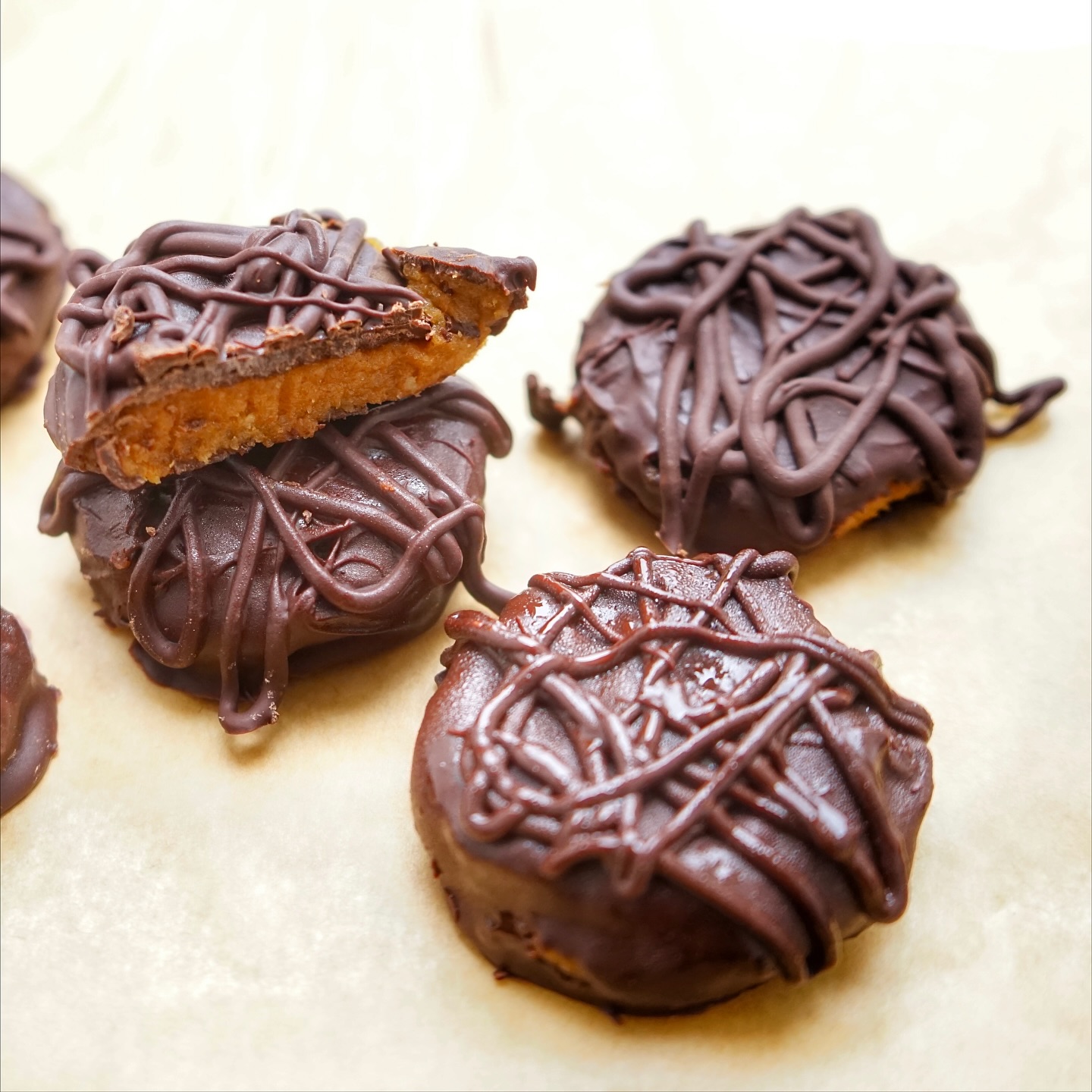 My famous NO-BAKE SWEET POTATO SPIDER WEB COOKIES 🍠🍫🍪🕸️ Whether you celebrate Halloween or not, this recipe is a must!
One of the very first recipes I created for The Food Effect Blog – and to this day, it remains one of the most popular (and most delicious!)
These have been made and remade by myself, so many of you on here, and countless clients over the years… and for good reason!
They’re truly more delicious (and so much better for you!) than a Snickers.
They’re also:
- Gluten-free
- Dairy-free
- Vegan
- Perfect for adults and kids alike!
With a crunchy, crispy chocolate coating and a sweet, creamy filling – these tick all the craving boxes. And they pack in a ton of amazing nutritional goodness too!
Full recipe is on THE FOOD EFFECT blog. You can also watch me make them (and @joshleespooner try them!) over on my YouTube channel. Links to both are in my bio.
If you make them, I’d love to hear what you think!
And if you’d like more delicious, healthy snack ideas and recipes like this – that allow you to enjoy food (on holidays and special occasions too!) without ever feeling deprived – then my 1:1 programme, THE FOOD EFFECT METHOD, is for you.
DM me to find out how it can help you reach your health and weight goals while enjoying every bite!
Happy (healthy!) Halloween 🎃❤️
#TheFoodEffect #healthyeating #healthyliving #healthydessert #halloween