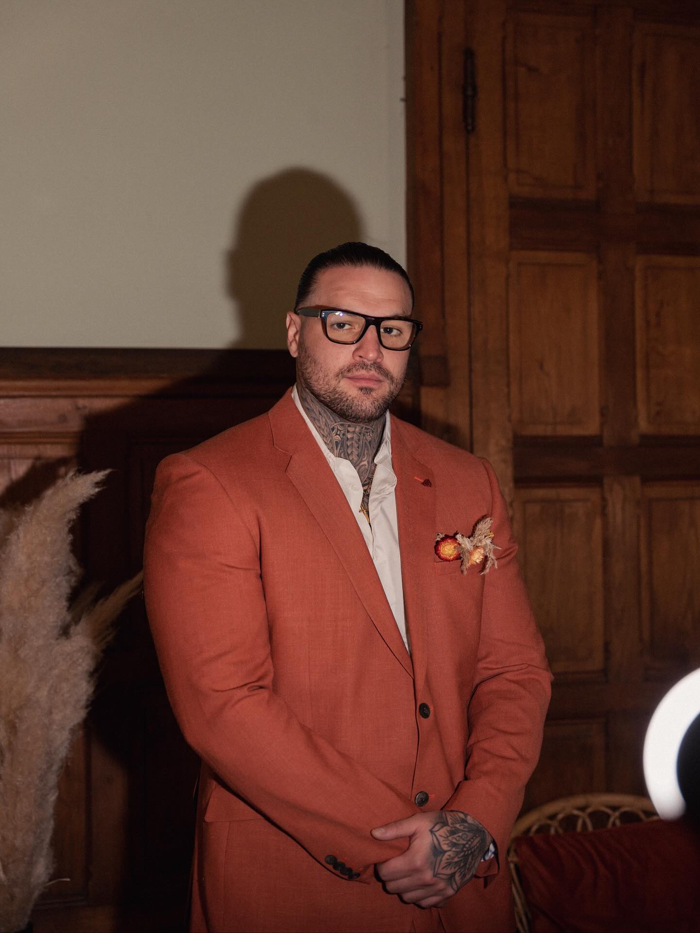 ✨ Shooting d’inspiration – Le marié ✨
Le 11 octobre, nous avons eu la chance de réaliser un shooting d’inspiration mariage aux tons chauds et naturels de l’automne, mettant cette fois-ci à l’honneur le marié. 🤵🍂
Chaque détail a été pensé pour sublimer le marié : tenue, accessoires et style, en parfaite harmonie avec l’ambiance automnale et la couleur Terracotta.
Un immense merci à tous les prestataires qui ont rendu ce shooting possible :
@ore.vents 🎀🎉
@amore_e_vintage 🪑🍽️
@lechampdesfleurs 🌸
@sybillebyaline ✉️
@gateaudelucine 🍰
@reve.et.romance 👰
@artistika_coiffure 💇♀️💄
@caractere_d_homme 🤵♂️
@axisprod_ 📸📹
@creator.mery 📹
@2cv_bourgogne_tours 🚗
@bijouterie_alliances_dijor 💍
@marine_deau_douce 🧍♀️
Domaine : Prieuré de Bonvaux leprieurédebonvaux.fr
#shooting #mariage #organisation #automne #weddinginspirations #marié #terracotta