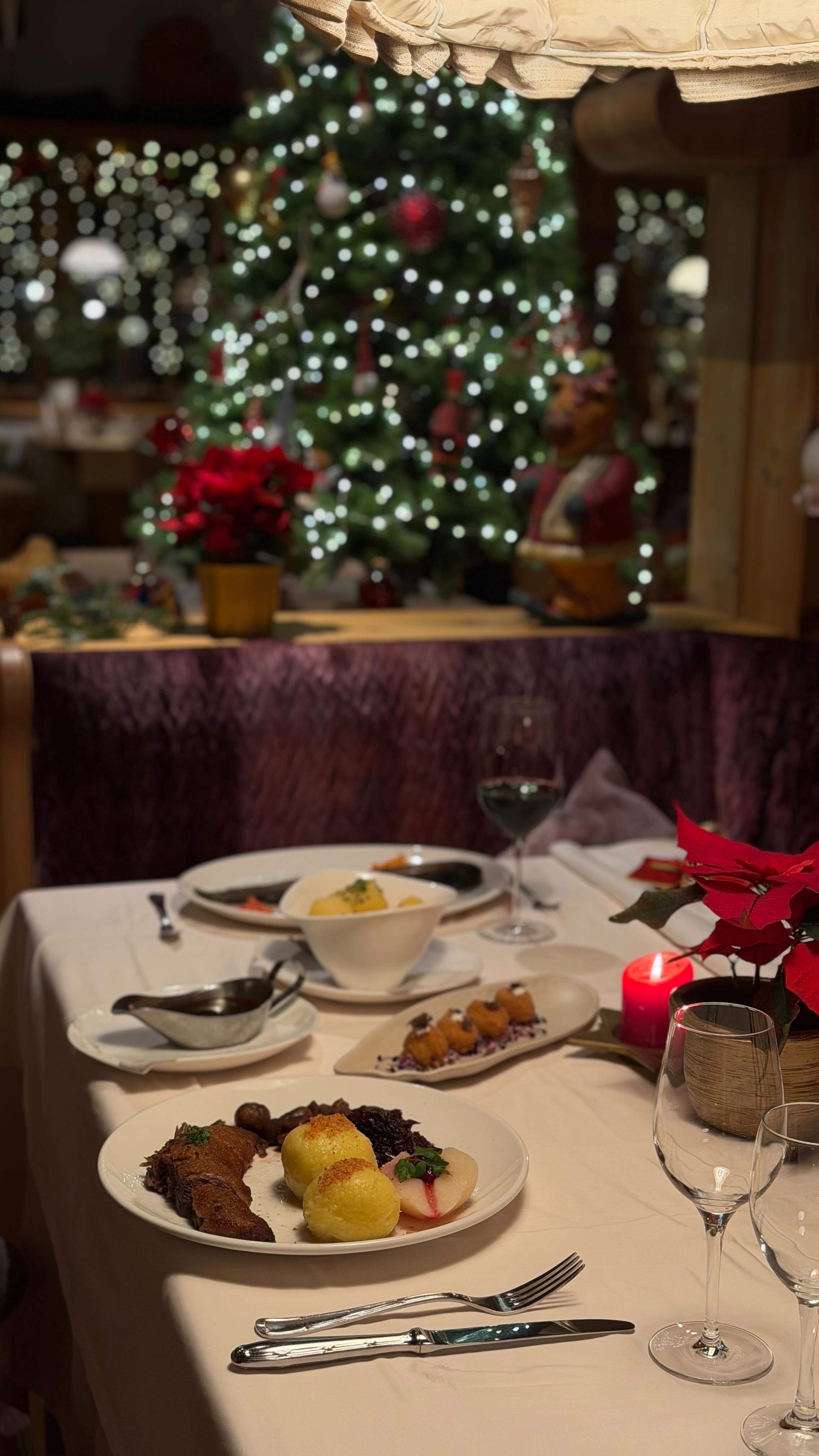 ✨🍽️ Besondere Momente entstehen dort, wo Menschen zusammenkommen.
In unserem Restaurant genießen unsere Gäste gutes Essen, schöne Gespräche und eine Atmosphäre zum Wohlfühlen.
Danke, dass ihr diese Momente mit uns teilt. 🤍 #restaurant