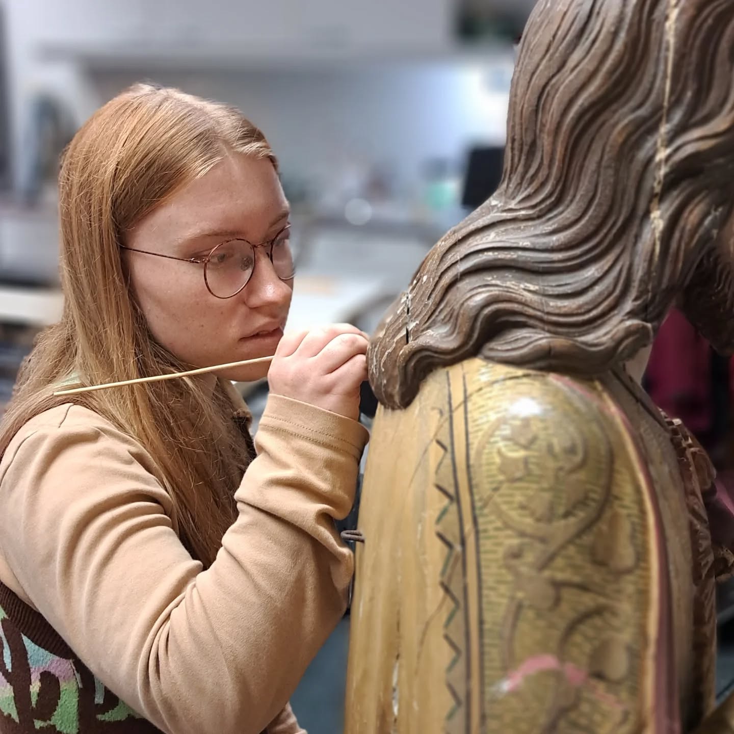 Sinds september versterkt Ibbeltje Brussee mijn atelier als stagiaire!
Zij studeert Conservatie en Restauratie aan de Universiteit van Antwerpen en heeft eerder Cultureel Erfgoed gestudeerd aan de Reinwardt Academie.
Ik ben erg blij met haar zorgvuldige werkwijze, nieuwsgierigheid en enthousiasme.
Het is een plezier om mijn kennis en ervaring te delen met zoân leergierige en aandachtige stagiaire! Wil je meer weten over Ibbeltjes stage? Kijk dan op mijn blog!
#restauratie #conservering #stage #polychroomhout #atelierleven