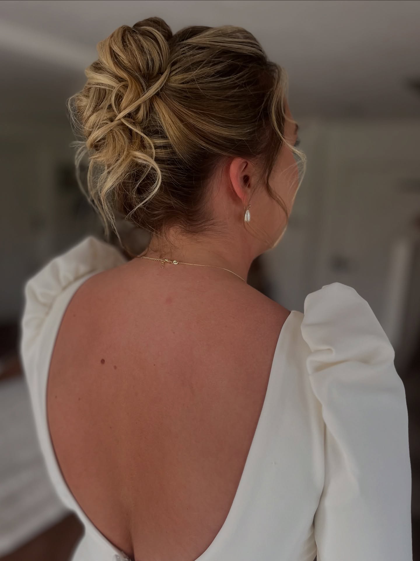 My beautiful bride, Bronte 🤍
Such a lovely, relaxed morning getting @brontelouise7 and her four gorgeous bridesmaids ready. The calm energy, the laughter, the excitement quietly building… mornings like this are always my favourite ✨
Bronte spends a lot of time outdoors and loves her horses, so she wanted a style that still felt like her. Nothing too polished or “done.” She’s used to wearing her hair up most days, so we kept her bridal look soft, textured and relaxed. Effortless , natural and perfectly her. 🤍
She married in her local church before celebrating at the beautiful @burleymanor. The perfect setting for such a happy, love filled day. Everything just flowed so naturally from start to finish 💕
#relaxedbridalhair #modernupdo #relaxedupdo #bridalhairdorset