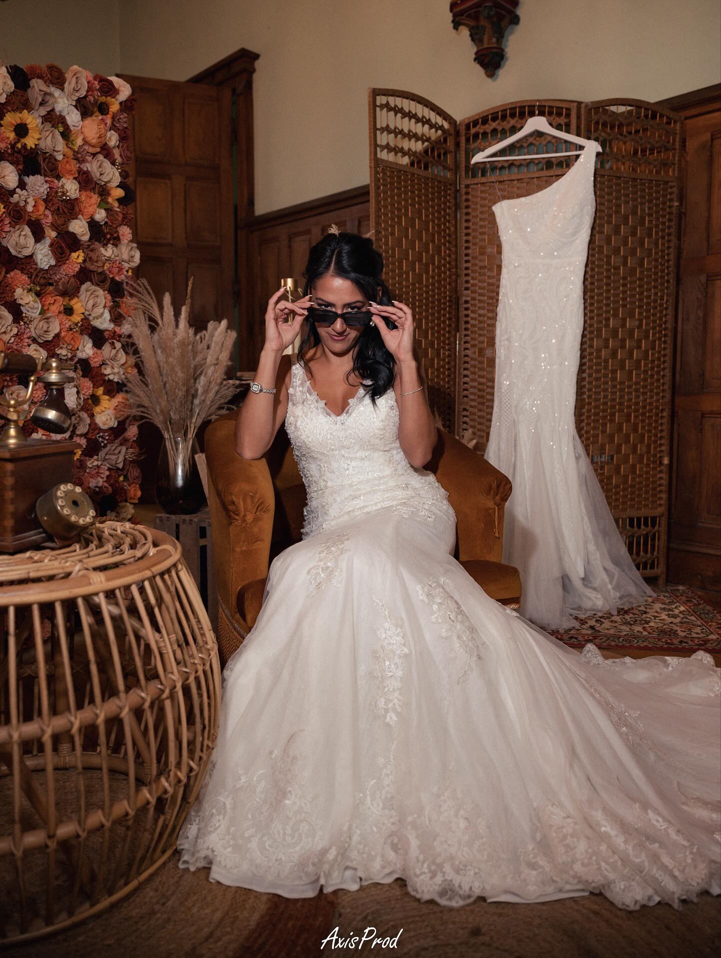 ✨ Shooting d’inspiration – La mariée ✨
Le 11 octobre, nous avons eu la chance de réaliser un shooting d’inspiration mariage aux tons chauds et naturels de l’automne, mettant à l’honneur la mariée et la magnifique couleur Terracotta. 🍂
Chaque détail a été pensé pour vous inspirer : de la robe aux accessoires, en passant par le maquillage et la coiffure, tout est là pour sublimer la mariée dans cette ambiance automnale. 💍
Un immense merci à tous les prestataires qui ont rendu ce shooting possible :
@ore.vents 🎀🎉
@amore_e_vintage 🪑🍽️
@lechampdesfleurs 🌸
@sybillebyaline ✉️
@gateaudelucine 🍰
@reve.et.romance 👰
@artistika_coiffure 💇♀️💄
@caractere_d_homme 🤵♂️
@axisprod_ 📸📹
@creator.mery 📹
@2cv_bourgogne_tours 🚗
@bijouterie_alliances_dijor 💍
@marine_deau_douce 🧍♀️
Domaine: le prieuré de Bonvaux - leprieurédebonvaux.fr
#shooting #mariage #automne #mariée #organisation #décoration #bourgogne #weddinginspirations