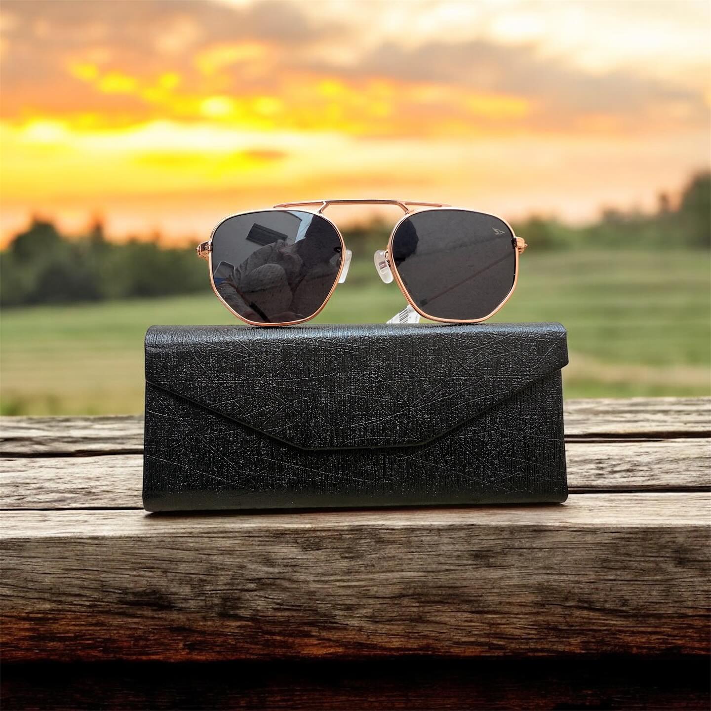 🌅 Coleção Sunset chegou! 🌅
O charme do pôr do sol agora em cada detalhe —
✨ Óculos modelo hexagonal em metal dourado com lente escura e proteção UV.
Um design moderno, elegante e cheio de atitude, perfeito para brilhar em qualquer hora do dia.
💛 Valor: R$229,90
#ColeçãoSunset #ÓculosDeSol #Tendência2025 #EstiloComProteção #AguiaGlasses #ModaFeminina #LookDoDia #AcessóriosDeLuxo