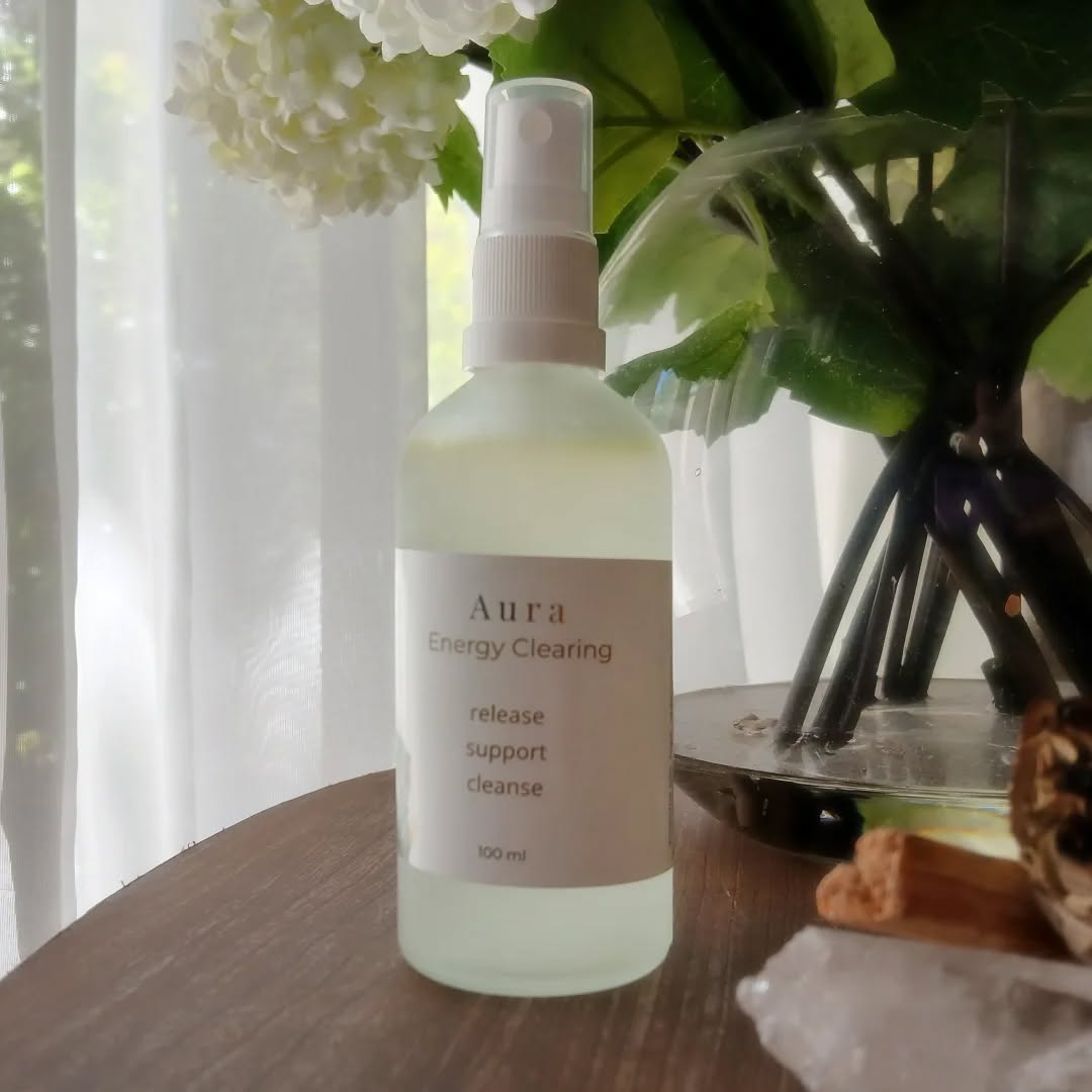 β¨οΈ Today I've been feeling creative. A new batch of Aura spray is now available. A beautiful blend of cedarwood, white sage, frankincense, lavender, lemon and palo santo essential oils. My house smells so good right now. π₯°
Dm if you'd like to pick some up. πππΌ