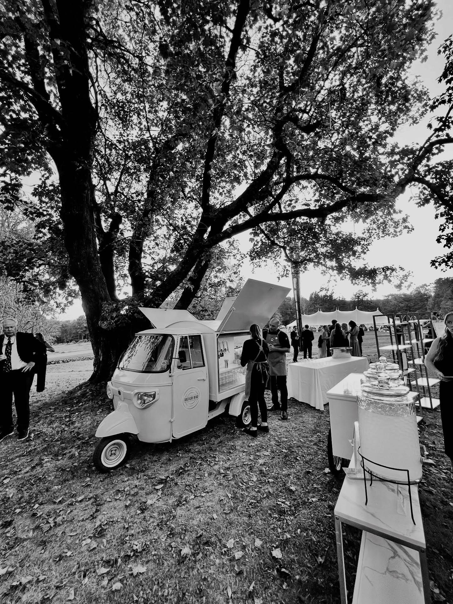 This dramatic shot was captured by one of our crew this Fall during an event at the beautiful @chesterwood_studio and we just love it!
If there's one thing for sure, our tap truck is always ready for her close up. β¨
More footage to come soon! π₯
@chesterwoodweddings
@mahaiwetent