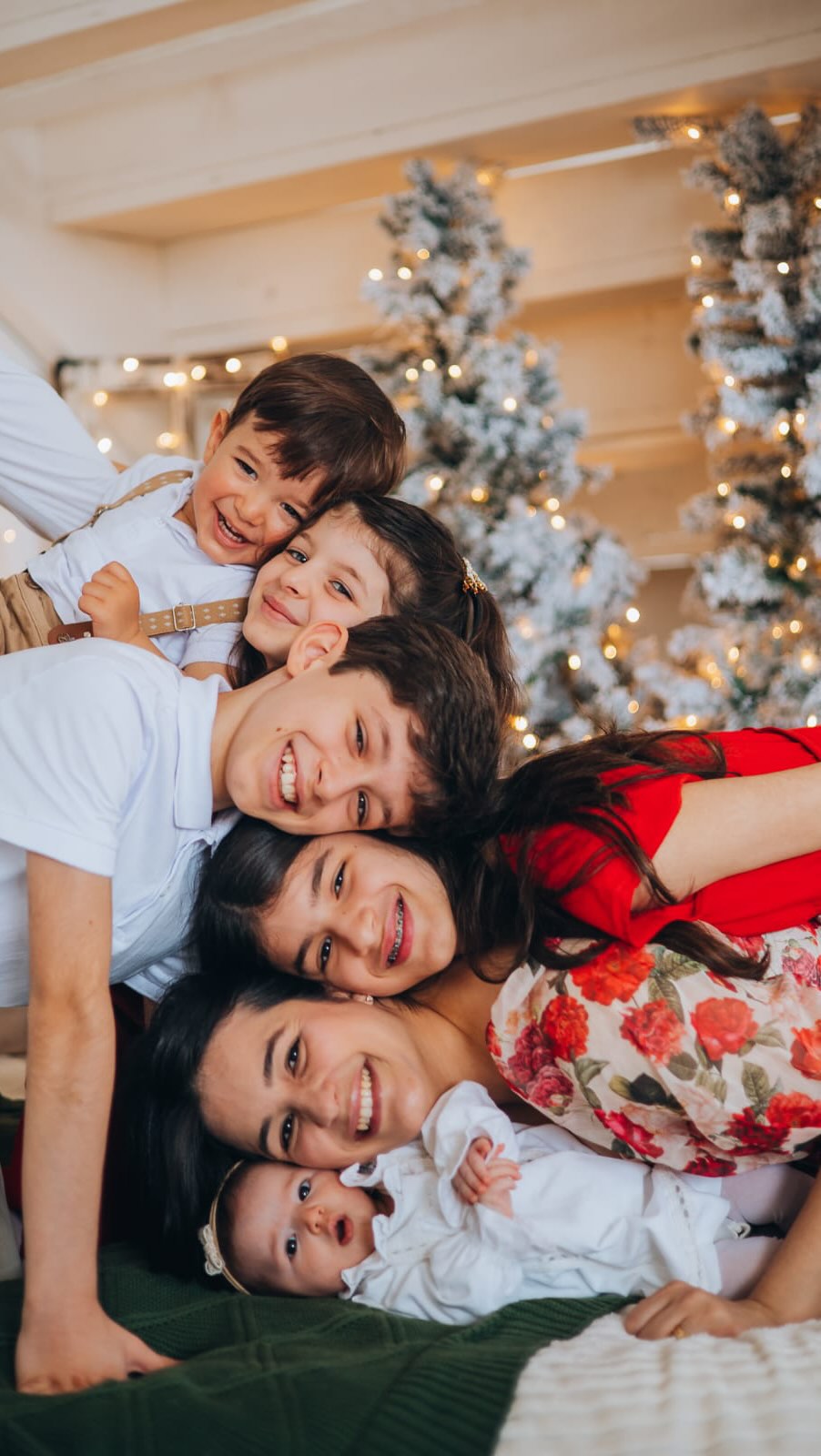 Me lembro, aos 21 anos, quando engravidei da Maria.
Uma pessoa olhou pra mim e disse:
“Nossa, tão nova… sua vida nunca mais será a mesma.”
Eu lembro dessa frase ter ressoado dentro de mim com medo, com dúvida.
E hoje eu tenho a grande certeza de que nada vale mais do que a vida dos meus filhos.
Graças a Deus, a minha vida nunca mais foi a mesma.
📸 A última cena foi atualizada com sucesso pela maravilhosa @thatikoenig ,
que conseguiu tirar a mesma foto de 2024 em 2025.