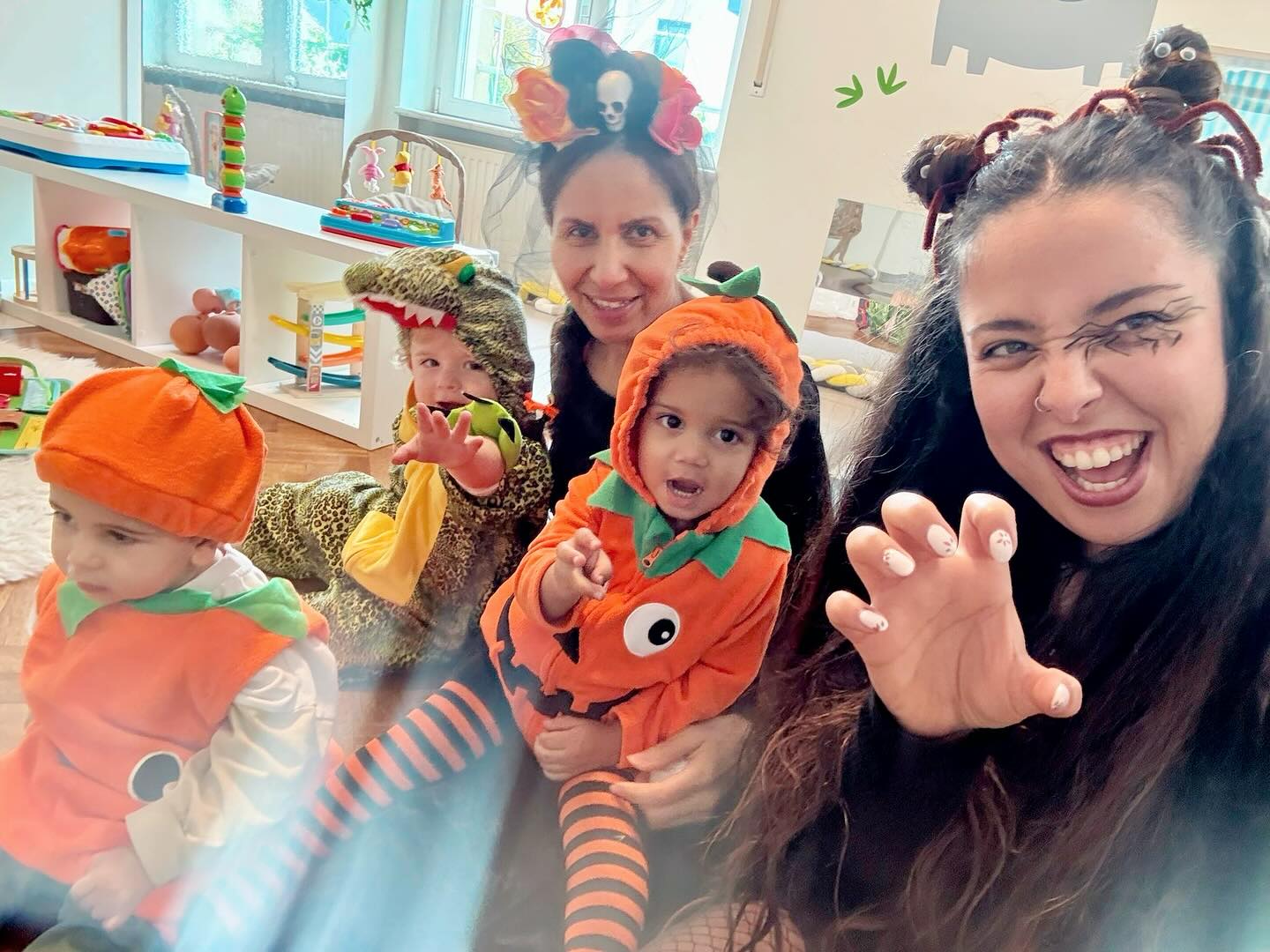 Nos petits monstres et sorciers ont célébré Halloween autour d’un délicieux buffet effrayant 😋🕸️
Au menu : bave de sorcière 🧪, gants pop-corn 🍿, concombres & carottes croquants 🥕🥒, gâteaux fantômes 👻 et plein d’autres surprises ! 💫
Et le moment préféré de tous ? Peindre notre voiture Royal Tesla avec de la fausse peinture spéciale enfants 🎨🚗 — sans dégâts, juste du fun et de la créativité ! 😄✨
Une journée pleine de rires, de couleurs et de friandises 🎃💜
Eis kleng Hexen a Gespenster hunn Halloween gefeiert mat engem léiwen a schmaache Buffet 🧁🍬
Et gouf “Hexeblatz” 🧪, Popcorn-Gefang 🍿, Geméis 🥕🥒 an natierlech séiss Gespensterkichelcher 👻😋
A fir ofzeschléissen: d’Kanner hunn eis Royal Tesla mat Kannerfaarf dekoréiert – vill Faarf, kee Chaos 🎨🚗💫
#royal #royalkids #royalkidsluxembourg #luxembourg #luxembourgroyals #creche #crèche #crècheluxembourg