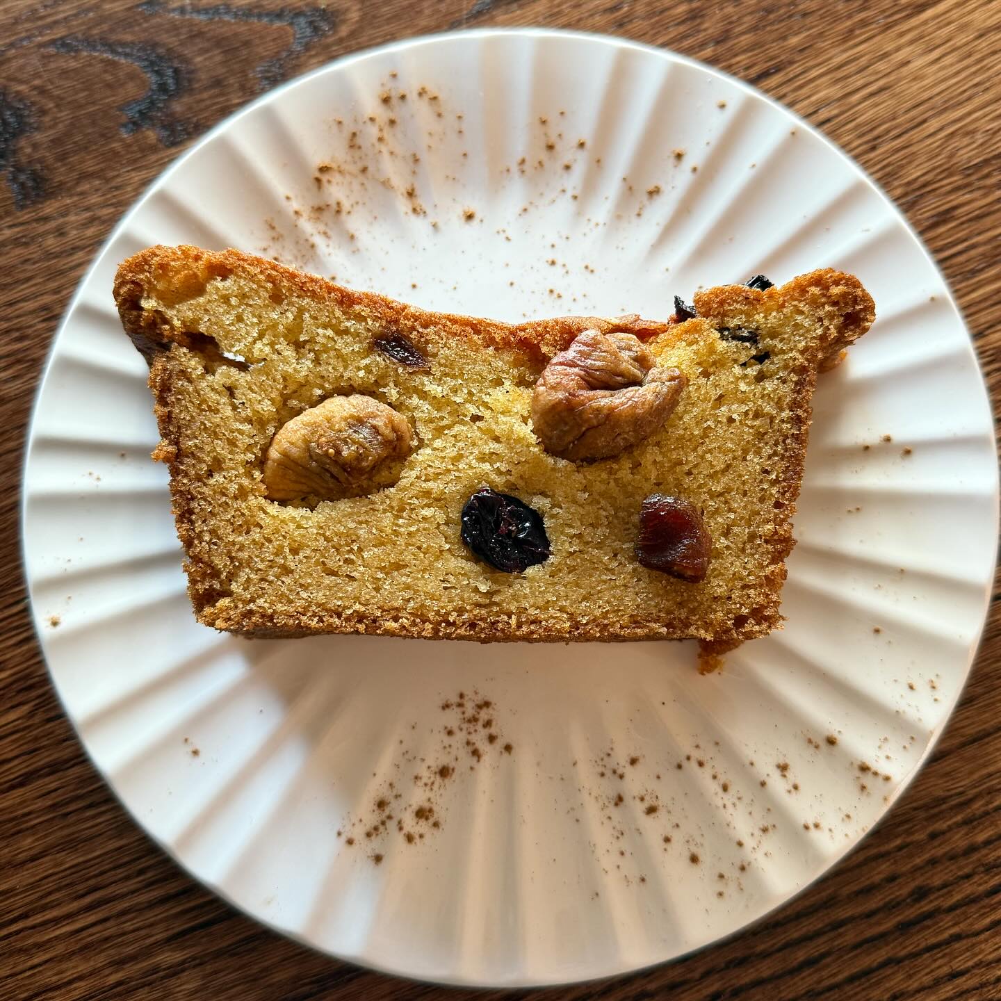 Autumn in every bite 🍂 A pumpkin cake bursting with dried strawberries, raspberries, apricots, figs, and dates — sweet, cosy perfection.