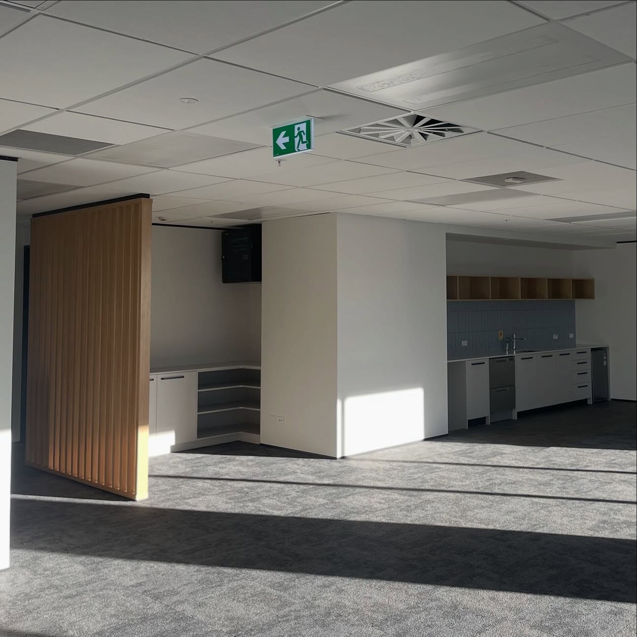 All set & ready to go! A bright, modern workspace for a Auckland client โจ
Kitchen, storage cabinets & slat wall by Pollett Furniture & Joinery Manufacturers
#fitout #joinery #auckland