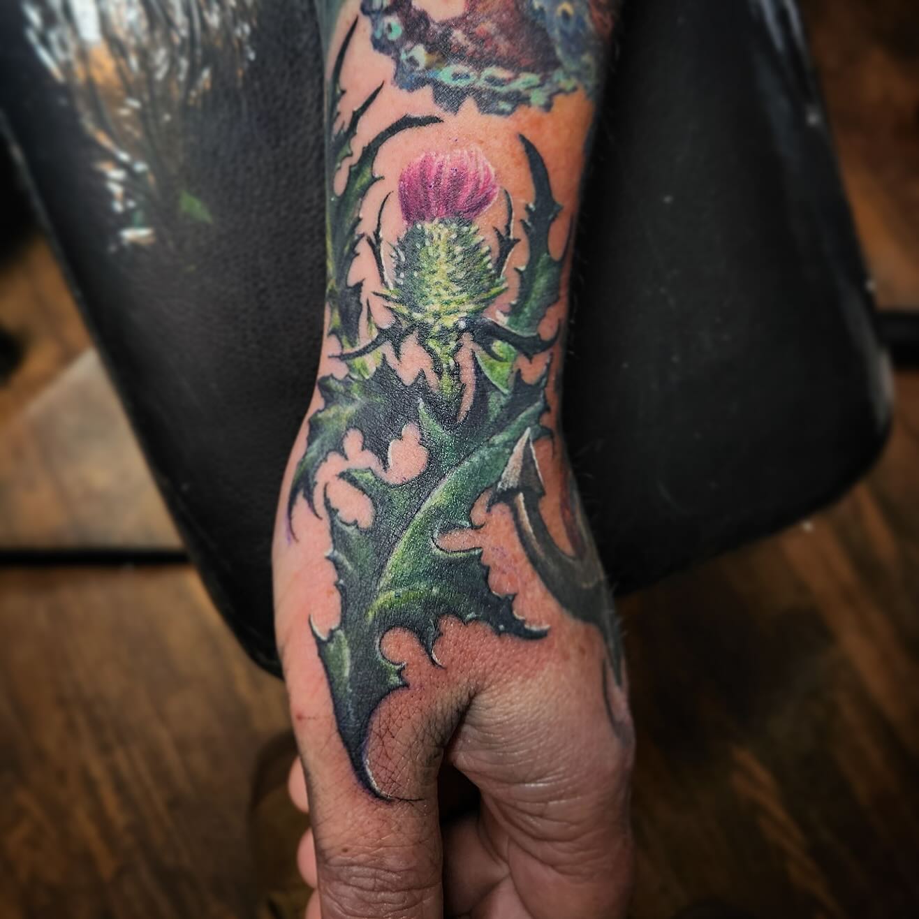 Beautiful saturation on this hand piece by Tim.
#cantontattoos #inkeeperstattoo #theinkeeperstattooparlor #colortattoo #planttattoos #timjimtattoos #ohiotattooers @ohiotattooers @theinkeeperstattooparlor @tim_jim_tattoos
Artist: Tim Eakin @tim_jim_tattoos