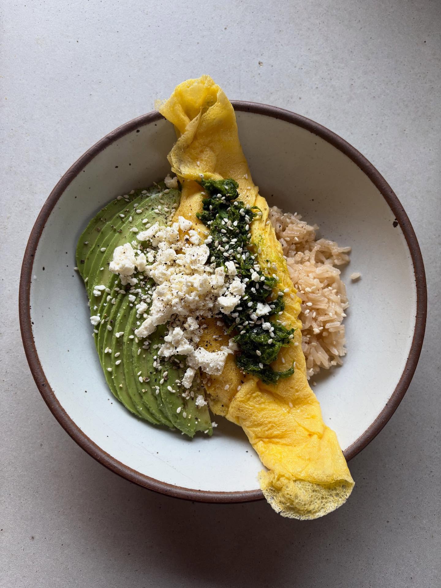 We might get our first tiny snow tomorrow✨ looking forward to cocooning this winter and cooking warm, grounding foods for myself and the new mamas I’m caring for🤍 this bone broth rice and omelet with ginger cilantro chutney is everything I could want on a chilly morning✨