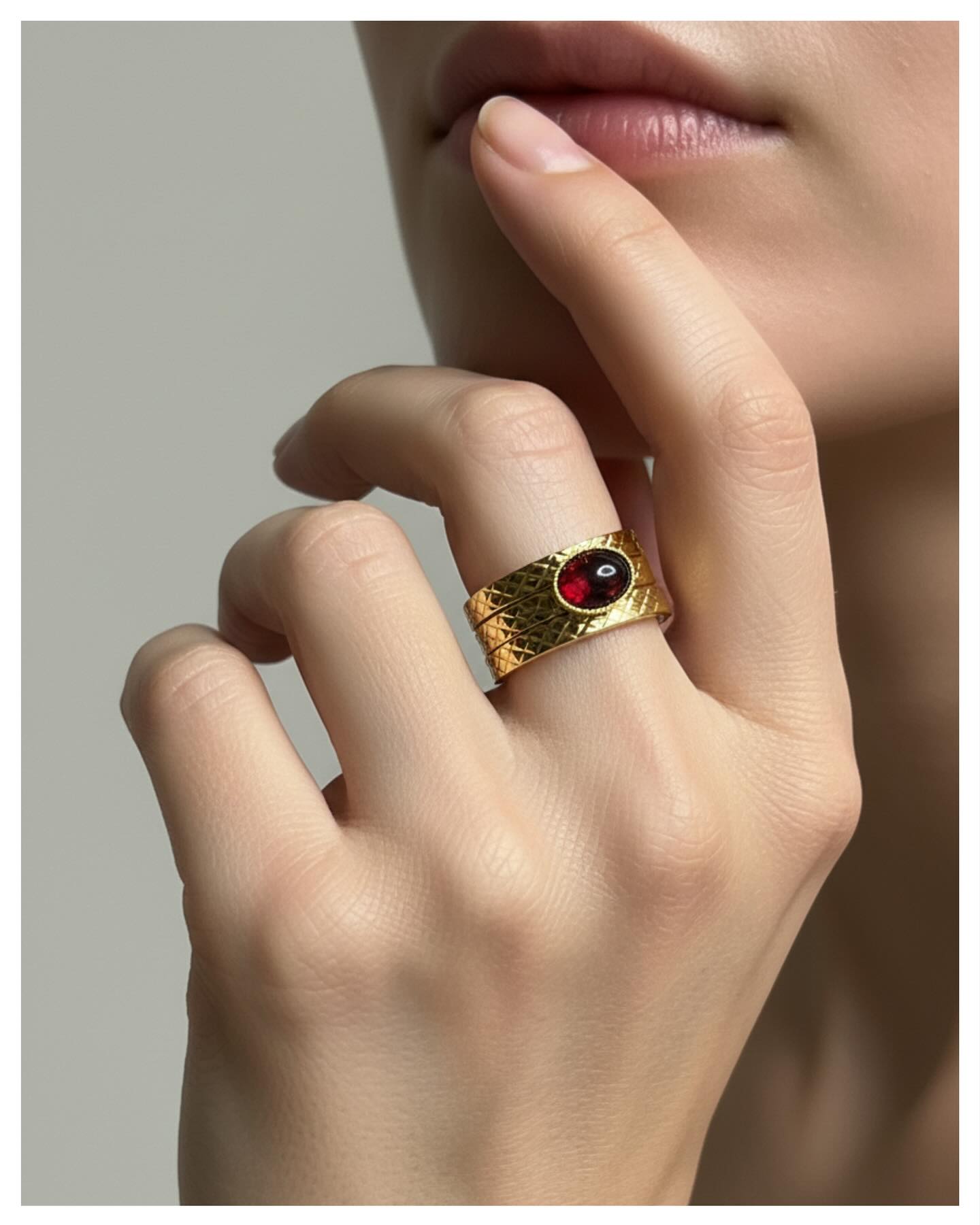 Sillage 🐾
Chaque sillage raconte une direction, un choix, une liberté.
Tracer un sillage dans le métal, comme une empreinte du geste qui reste.
Chaque bague garde la mémoire du mouvement, la trace du travail de la main.
✨ La collection automne-hiver continue de sortir de l’atelier, avec cette nouvelle création : Sillage, une bague composée de trois anneaux à porter séparément ou ensemble.
Celle-ci s’orne d’un grenat, pierre de force et de vitalité.
Elle est dès à présent disponible sur le site, lien en bio.
👉 Faites glisser pour la découvrir sous toutes ses formes.
#SerengetiJewels #BagueSillage #Grenat #BijouArtisanal #BijouÉthique #OrRJC #ArgentRecyclé #FaitMain #AtelierFrançais #collectionah2526