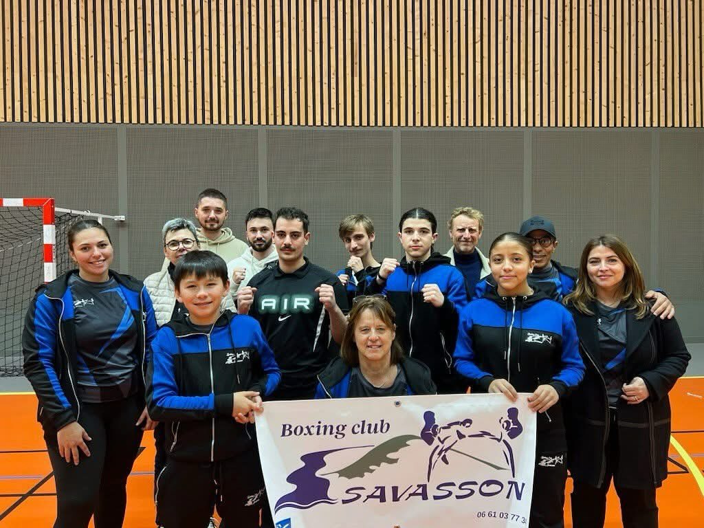Résultats du 2ème Tour du championnat AURA combat à St Maurice de Beynost :
Milhane s’incline pour son premier combat en M60 Premium, après un combat plein d’engagement et de courage 💪 Une belle expérience et une belle prestation qui pour un premier combat ne fait que renforcer sa détermination.🥊
Lucas en M80 s’incline à la 2ème reprise par jet d éponge devant un adversaire très convaincant.Mais c ‘ est une mise de gant qui a permis à Lucas de remonter sur le ring après une année d arrêt dûe à une blessure.
Prochaine étape dans 15 jours à Albertville pour le 3ème tour du championnat pour nos 2 Boxeurs !
Merci à nos supporters qui sont venus encourager nos boxeurs.
👏 Félicitations à nos deux combattants qui ont fièrement représenté le Boxing Club Savasson .