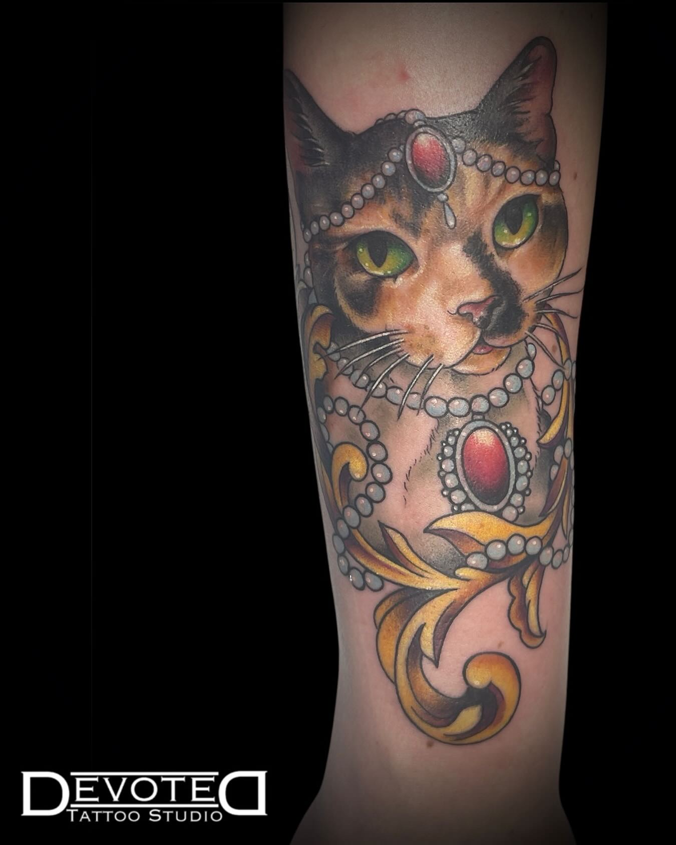 Golden details, emerald eyes, and pure majesty 🐱💫
Tattoo by the talented @tattabilly ✨
#tattoo #tattooshop #tattooartist #art #ink #inked #devotedtattoostudio #palmcoast #palmcoastflorida☀️🌴 #palmcoasttattoo