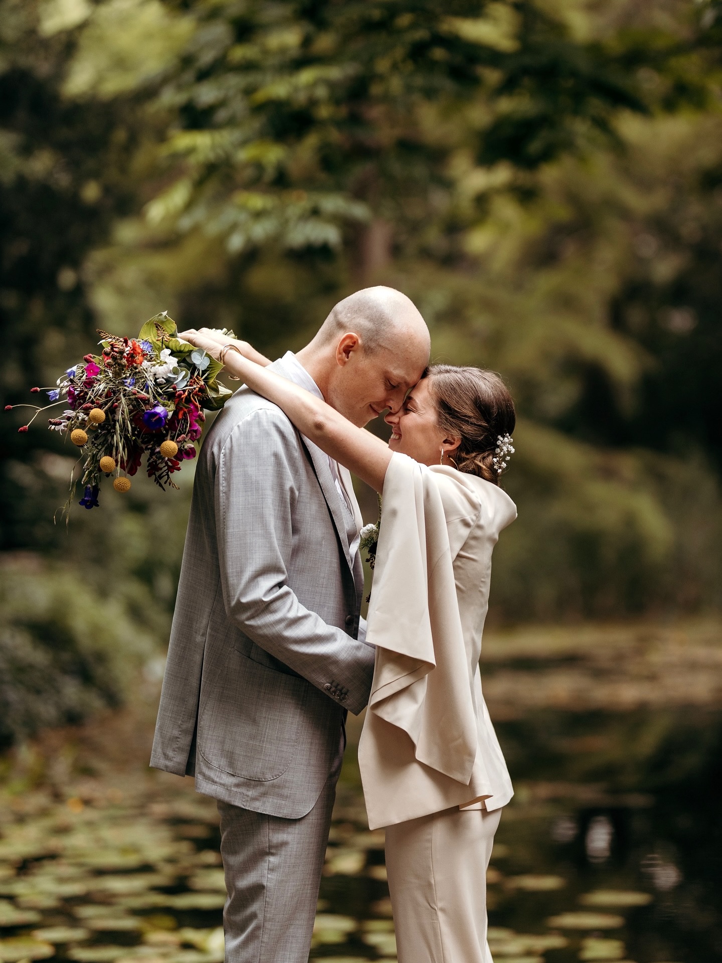 Pieter & Isis trouwde in hun eigen stad: Rotterdam!
Omdat ik hier niet vaak kom, wist ik eerlijk gezegd niet meteen waar we de fotoโs konden maken. Maar gelukkig hadden zij tijdens hun gezamenlijke hardloop rondjes, weken daarvoor, al de mooiste plekjes ontdekt.๐ฟ En wauw, kijk hoe prachtig! ๐
