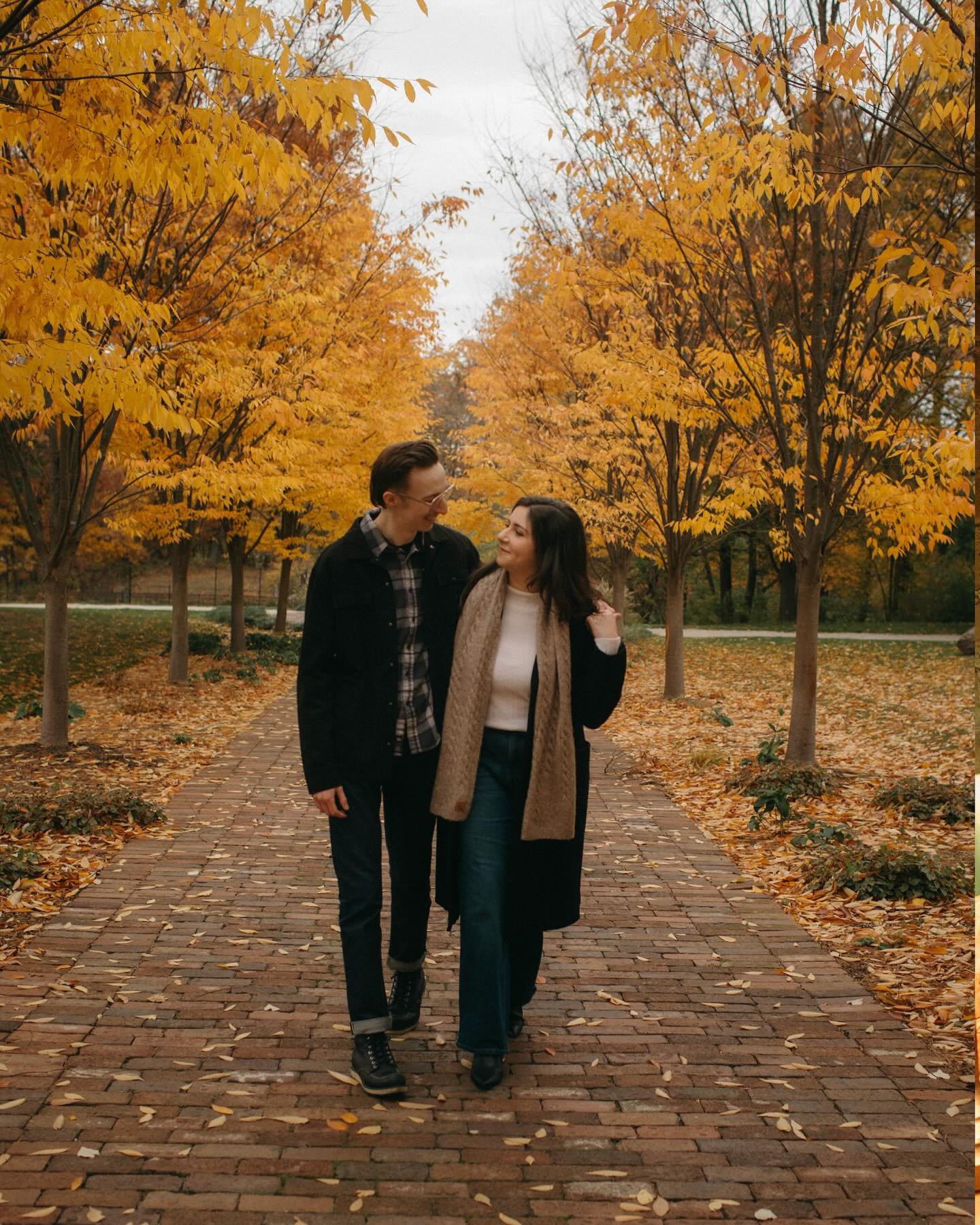 A cozy morning in Kalamazoo with these two love birds…
warm coffee, sidewalks, and the kind of love that settles in your chest.
This session felt like a movie 🎥
Soft. Romantic. Real.
The kind of moment you want to live in forever.
If you’re dreaming of a cozy fall couples session or a downtown Michigan coffee shop date session, this is your sign to do it.
Let’s tell your story the way it feels.
#warmtones #filmictones #romanticphotography #cozyvibes #emotionalmoments #authenticlove #softmoments