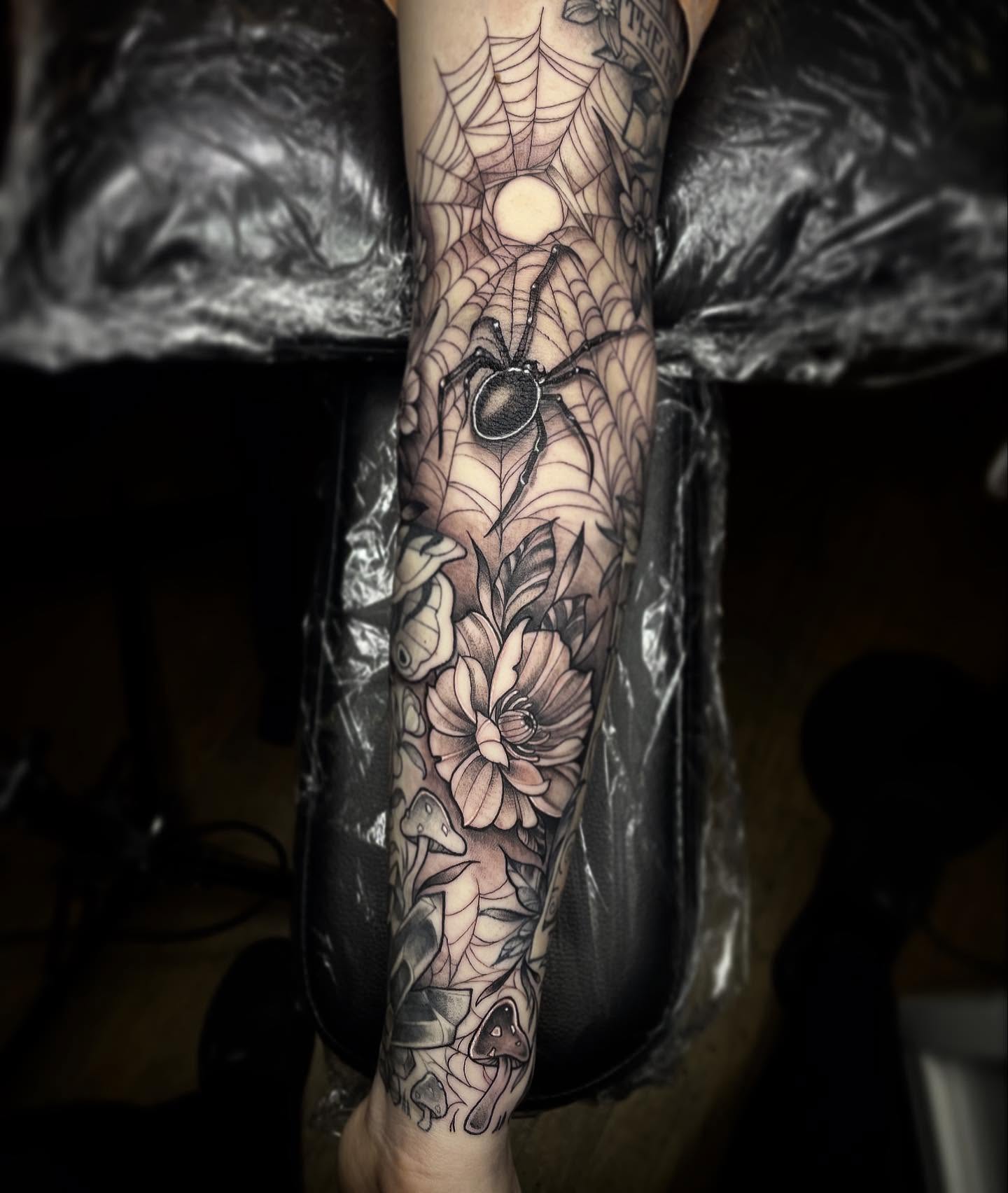 Beautiful black work by Lauren.
#theinkeeperstattooparlor #inkeepers #tattoosbylaurensisouphanh #cantontattoos #ohiotattooers #ohiotattooartist #spidertattoos #fineline #finelinetattoos #blackwork #blackandgray @tattoosbylaurensisouphanh @theinkeeperstattooparlor
Artist: Lauren Sisouphanh @tattoosbylaurensisouphanh