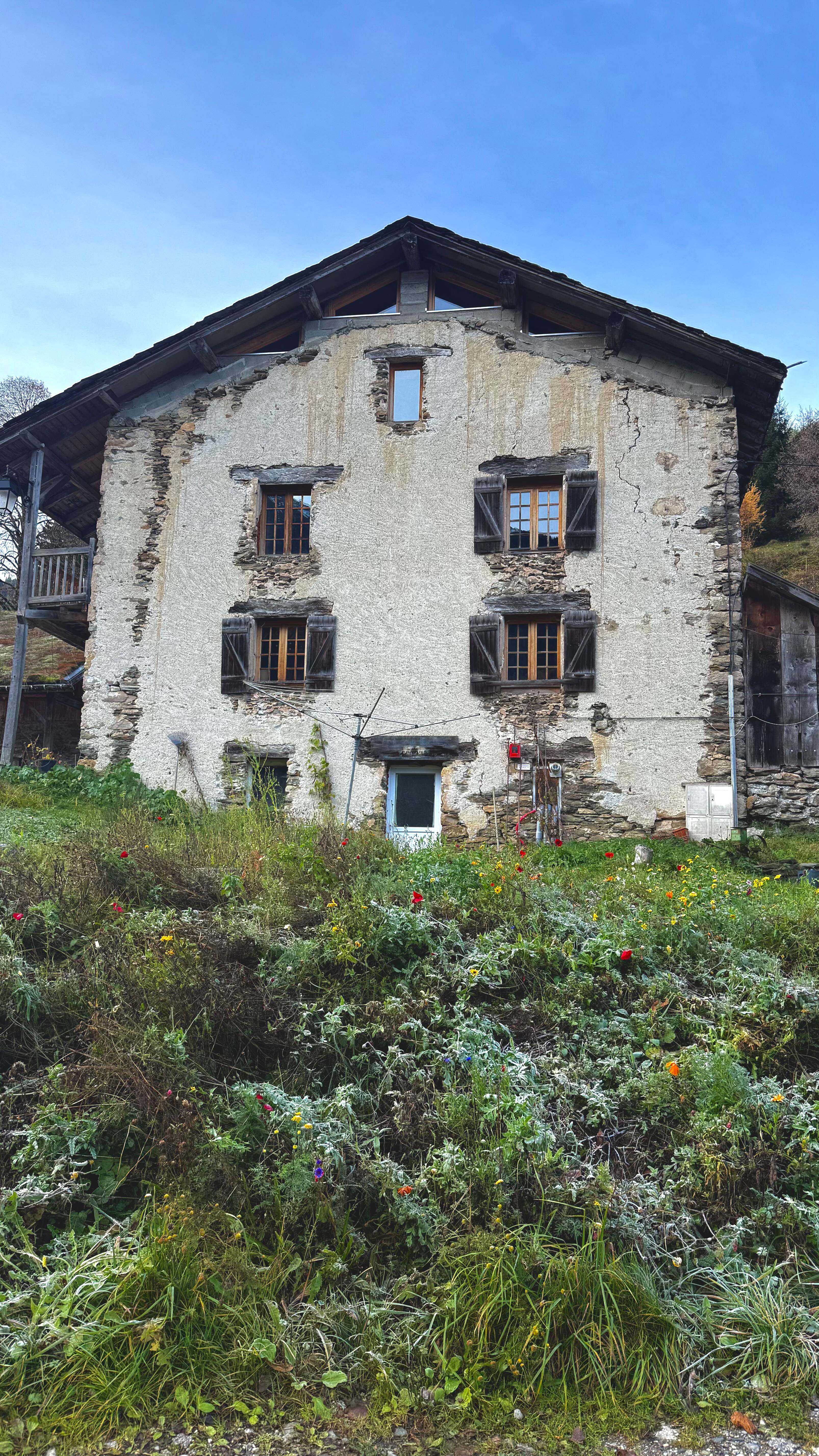 Take over @aubergerie
Comme une parenthèse d’authenticité, l’Aubergerie est un de nos lieux ressources.
L’accueil et la cuisine de Thomas et de son équipe, les céramiques poétiques d’Isa @zazfruit , la vue à couper le souffle. C’est un lieu avec de l’âme, que nous aimons profondément.
Alors quand Thomas nous a proposé de participer à sa fête annuelle du cochon, c’était trop tentant !
L’équipe du Bistro à investie la cuisine de l’Aubergerie le temps d’une soirée avec un menu autour du cochon. Bon repas, belles rencontres et gros canons !
Merci pour la confiance et on organise le match retour pour fêter la printemps au Bistro Sauvage !
Bel automne 🍂
📹 @aurore.buddhi
#annecy #bistro #restaurant #takeover #partage #raisin