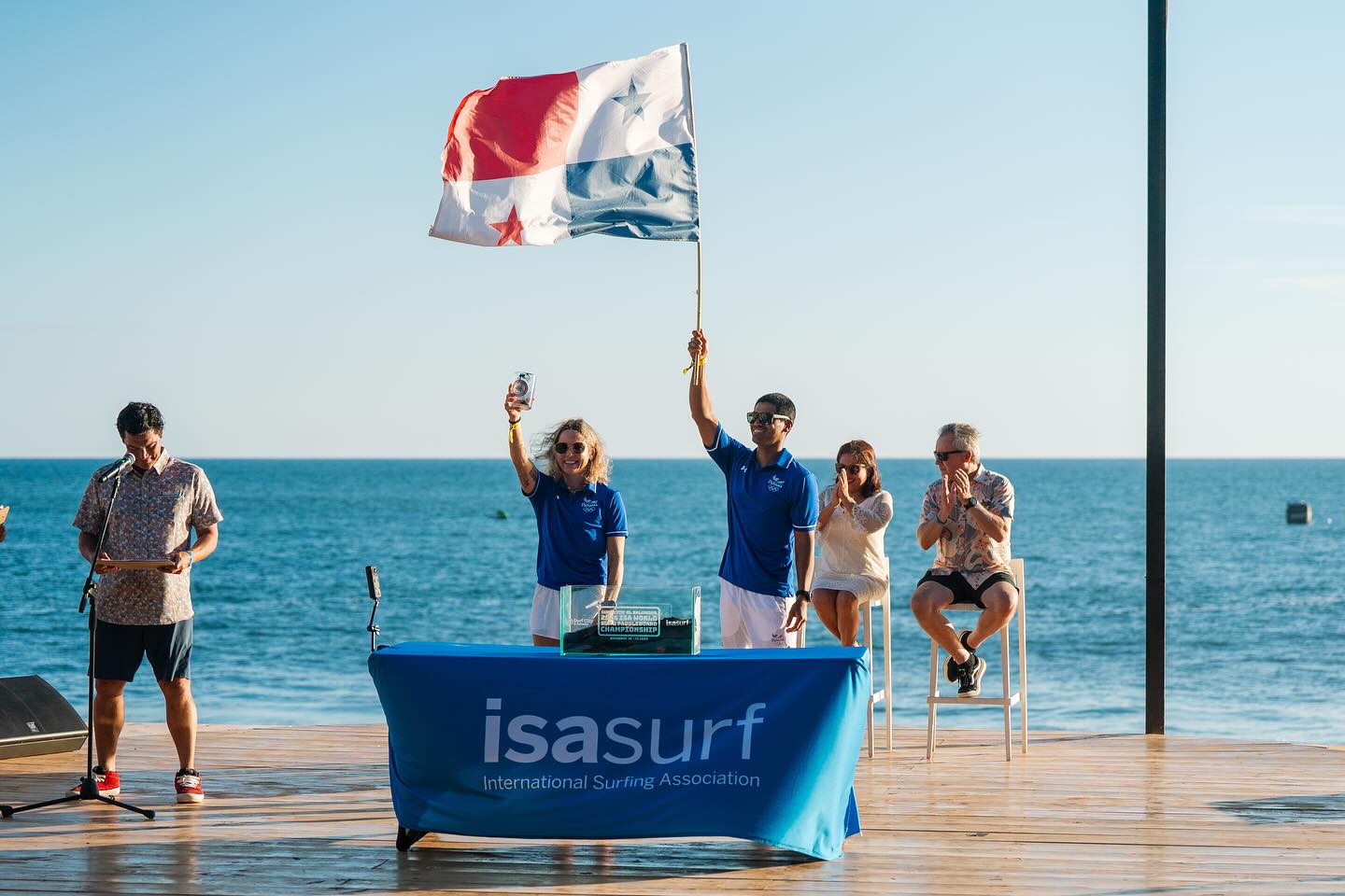 Panamá presente en el ISA World SUP & Paddleboard Championship 2025 🌊🇵🇦
Hoy se celebró la ceremonia de apertura en Playa el Sunzal, @surfcity El Salvador, donde nos representan Edonays Caballero y Stephanie Bodden.
@edonays portó la bandera nacional, mientras que @steviebodden llevó consigo las arenas de la Playa Chame Banks.
¡Todas las vibras para nuestros representantes, que con mucho esfuerzo y orgullo nos representan!
Verán acción los días 13 y 14 de noviembre en las pruebas de carreras técnicas y de distancia!
@colimpicopanama
@surfeapanama
@isasurfing
📸 @waterworkmedia @pablojimenez_photo @pablofrancostudio