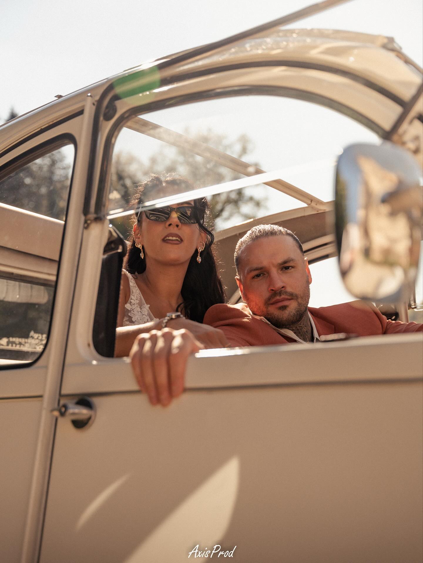 ✨ Shooting d’inspiration – Les mariés ✨
Le 11 octobre, nous avons réalisé un shooting d’inspiration mariage mettant à l’honneur les mariés, à la fois en intérieur et en extérieur, pour capturer toute la magie de leur complicité et de cette ambiance chaleureuse. 💑🍂
Chaque détail a été pensé pour créer une atmosphère romantique et élégante, des mariés aux accessoires, en passant par les décors qui subliment cette inspiration automnale.
Un immense merci à tous les prestataires qui ont rendu ce shooting possible :
@ore.vents 🎀🎉
@amore_e_vintage 🪑🍽️
@lechampdesfleurs 🌸
@sybillebyaline ✉️
@gateaudelucine 🍰
@reve.et.romance 👰
@artistika_coiffure 💇♀️💄
@caractere_d_homme 🤵♂️
@axisprod_ 📸📹
@creator.mery 📹
@2cv_bourgogne_tours 🚗
@bijouterie_alliances_dijor 💍
@marine_deau_douce 🧍♀️
Domaine: Prieuré de Bonvaux leprieurédebonvaux.fr
#shooting #mariage #couple #mariés #automne #weddinginspirations #organisation #décoration