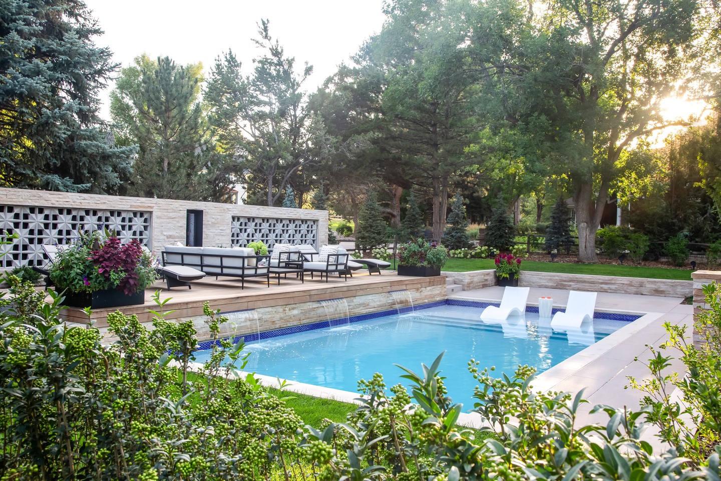 🌞 Dreaming of sunshine and swims? If you’re lucky enough to be somewhere warm right now, I hope you’re dipping your toes—or diving right in—to a beautiful pool like this 💦✨
Enjoy that sunshine for all of us who are bundled up! 🕶️☀️
#PoolsideParadise #DesignerDaydreams #WarmWeatherWish #InteriorDesignerLife #OutdoorLiving #PoolGoals #SunkissedSpaces #LuxuryLifestyle #SummerStateOfMind