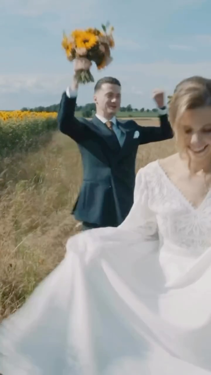 Drżenie głosu przy przysiędze. Wzrok Panny Młodej, gdy widzi swojego przyszłego męża.
Ten moment, w którym świat na chwilę staje.
I wtedy wiem — że właśnie dla tych emocji robię to, co kocham. 🤍
#weddingplannerpoznan #organizacjaslubu #dekoracjeslubne #slubpoznan #weddingplannerpolska #weselewielkopolska #dekoracjenaslub