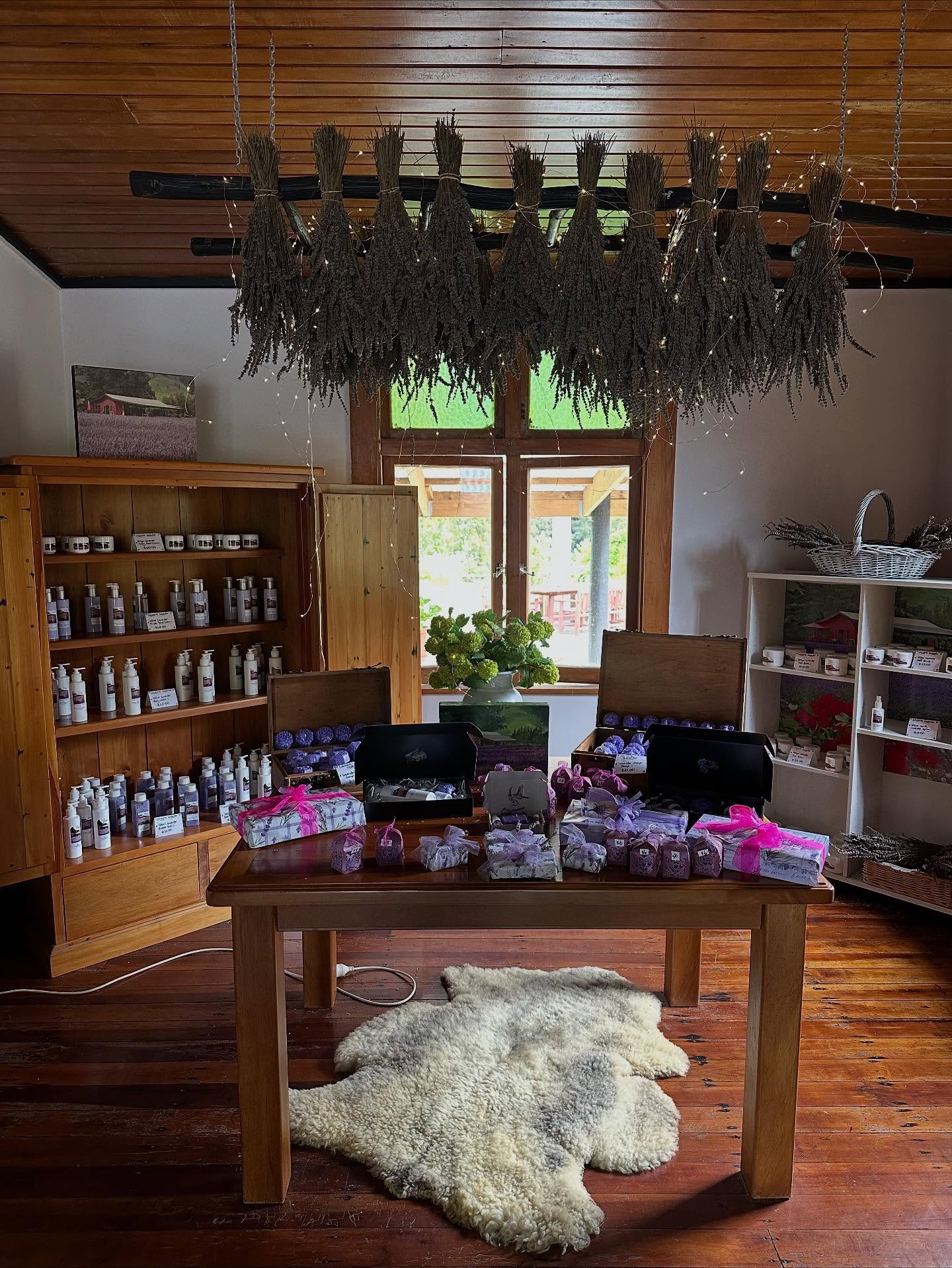 @laurenslavenderfarm is a gorgeous destination just outside of Taumarunui. Fresh cakes, lavender merch and gorgeous views promises a great day 🧁
👉adventurelodge.co.nz