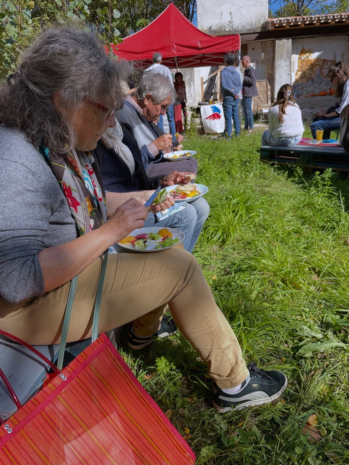 Retour sur les journées biodiversités et solidarité les 19/20 octobre :
1 - Première fois au moulin pour certaines personnes.. tous ont aimé ce moment de convivialité, de partage, de mélange et de mixité
2 - Atelier cuisine : préparation de la soupe avec Mauve de Bioti’Miam
3 - Anne-Marie et Christine de la Macif, sponsor de la journée
4 - Mauve prépare le buffet à l’extérieur
5 - Le Secours Populaire était présent aussi
6 - Distribution de paniers bio des légumes de Corne d’Abondance
7 - Déclinaisons de tartinades réalisées pendant l’atelier cuisine du matin
8 - + de 80 personnes sont venues profiter de ce moment du repas partagé
9 / 10 / 11 / 12 repas partagé
13 - gâteau au chocolat et au potimarron !
Merci à tous pour votre participation et à très vite !