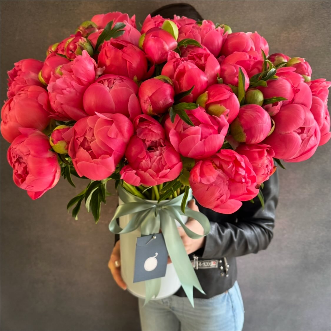 Coral peonies in full bloom. In season. In love. ✨ #CoralPeonies #PeonySeason #LuxuryFlowers #Ornamento #BayAreaFlorist #FlowerMagic #FreshBlooms #inseasonnow
