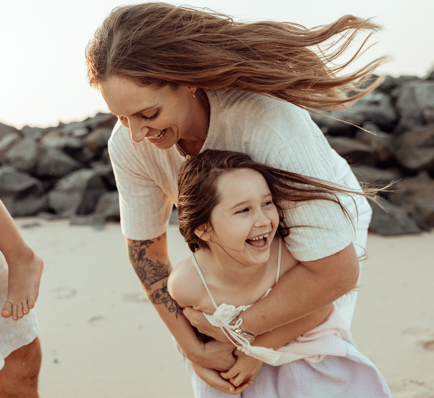 Golden hour giggles and sand-dusted cuddles. These are the memories I’m honoured to capture for families the real, unscripted magic that becomes your legacy. #olivejuicelifestyle
#goldcoastphotographer
#familyphotographer
#goldenhourmagic