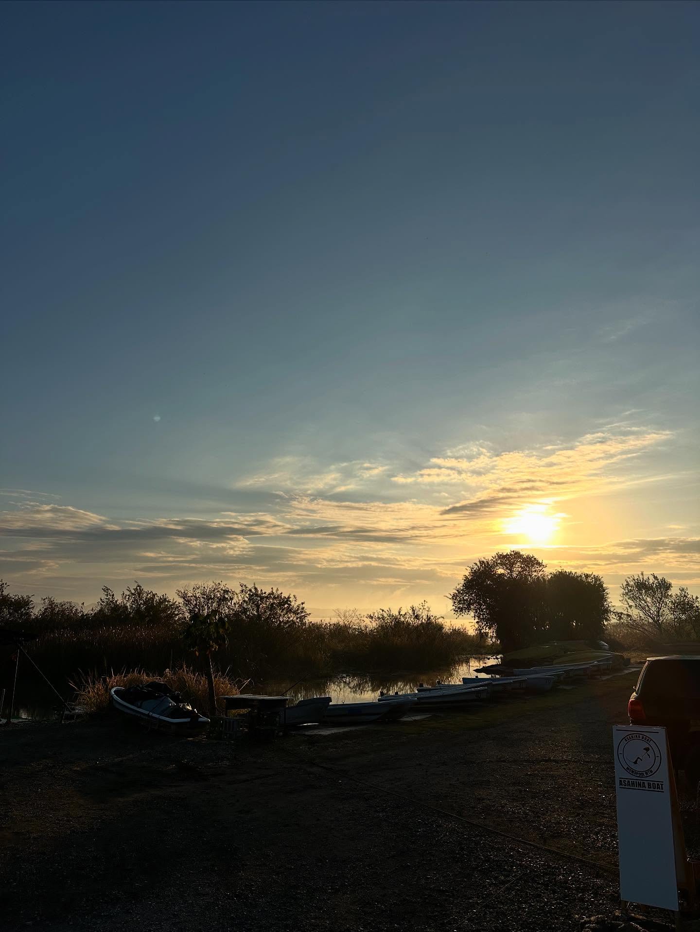 印旛沼から、おはようございます🌞
今朝の印旛沼はここ数日で1番寒かったかも🦆
ボートカバーバリバリに凍ってて、横着してカバー外さないでトレーラー動かしたら「ビリッ」って音がしたので恐る恐る見に行ったらベルト引いてました。
カバーの表面は凍ってバリバリ、ベルトは引いてビリビリ。
朝から擬音が騒がしい日曜日です♪
さて、昨日の釣果は危うく全滅でしたが、お一人だけ貴重な1本クランクで44センチですって🎣
夕方に釣れたそうですが、やはり「諦めたら試合終了」という某先生の名言が頭をよぎりますね。
私も諦めないようにがんばろ!
まぁ、何を??って話ですが、努力は大事ですね笑
さてさて、昨日は仕事終わりに某TOP50プロを囲む会が開かれるとのことで、悩める若者におじさんが集いました笑
@ryuhei020714
とりあえず言える事は「やれるまでとことんやりなさい」。
そのひと言です。
ブレーキ掛けてしまうような思いであればそれはその程度の思いでしかないので、やるならフルスイングで頑張りましょう❗️
以上、印旛沼のボート屋のオッさんからでした🙇
それと、今日11/16からFGB×MTMトーナメントの受付です。
よろしくお願いいたします!
#印旛沼 #佐倉市 #バスフィッシング #レンタルボート #レンタルアルミボート#アサヒナボート #駐艇場 #monopoolmtm #サンライン #サンラインフィールドテスター・スタッフ #がまかつ #スミス #smith_fishing #pr
#巻き網漁にご注意下さい
#カモ撃ちの解禁ご注意下さい
#12/14FGB×MTMトーナメント
#11/16から受付です
#フィッシングガレージブラック