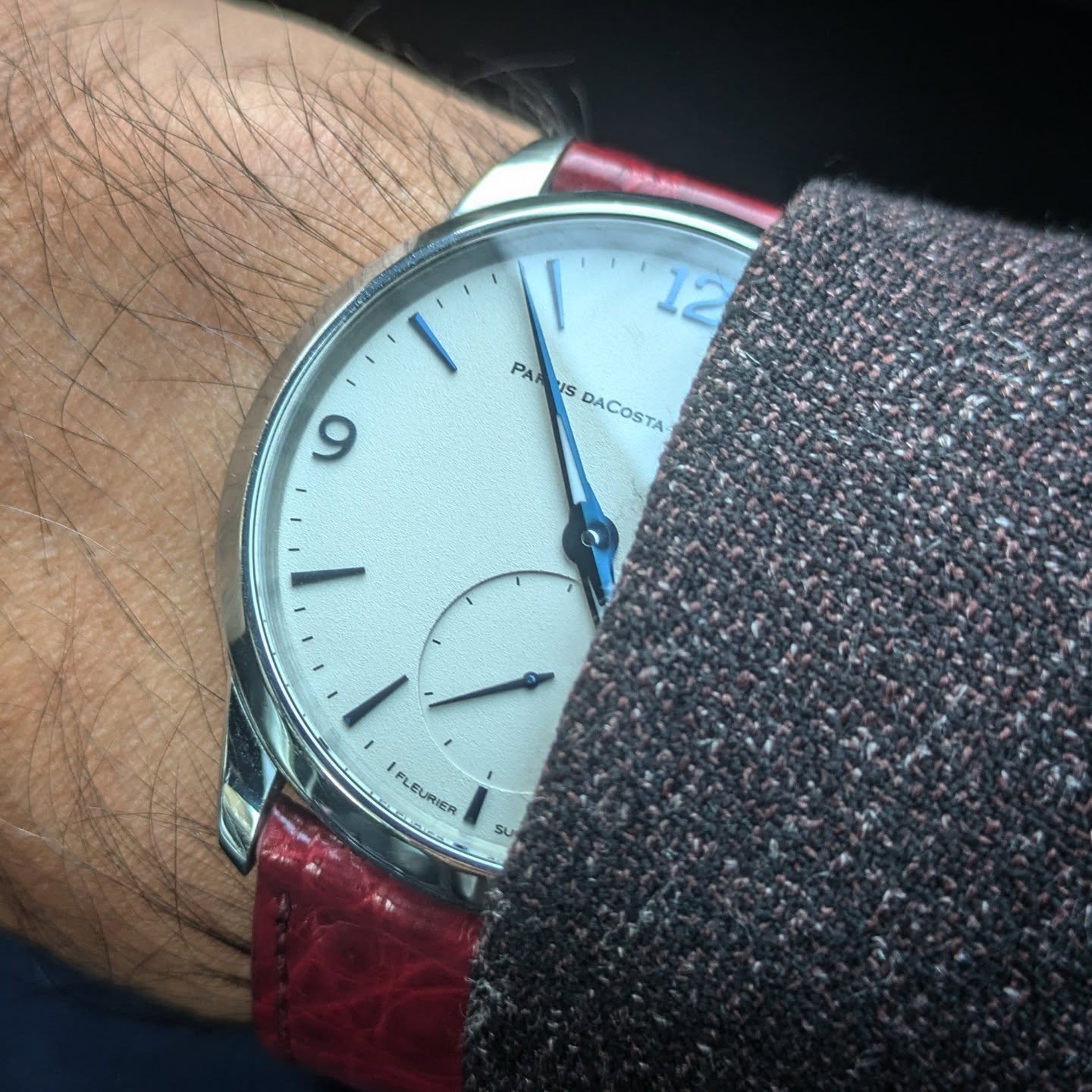 Konpeki, our first watch in 2019, is characterized by the long minute hand that reaches all the way to the edge of the dial. The dial texture is achieved by brushing with a horse hair brush. It was made by @quadrance_et_habillage
#parrisdacostahayashima #konpeki
#fleurier