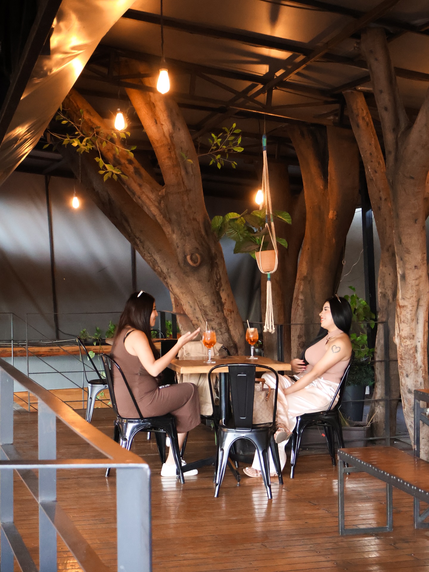 ¡Ven a vivir la experiencia del Mercado del Carmen! ✨
Entre aromas deliciosos, espacios llenos de vida y propuestas únicas, aquí siempre hay algo nuevo por descubrir.
Ya sea para comer rico, tomar un café, trabajar un rato o simplemente pasear, nuestras puertas están abiertas para ti.
Date una vuelta y disfruta todo lo que hace especial a este lugar. 🧡🍽️