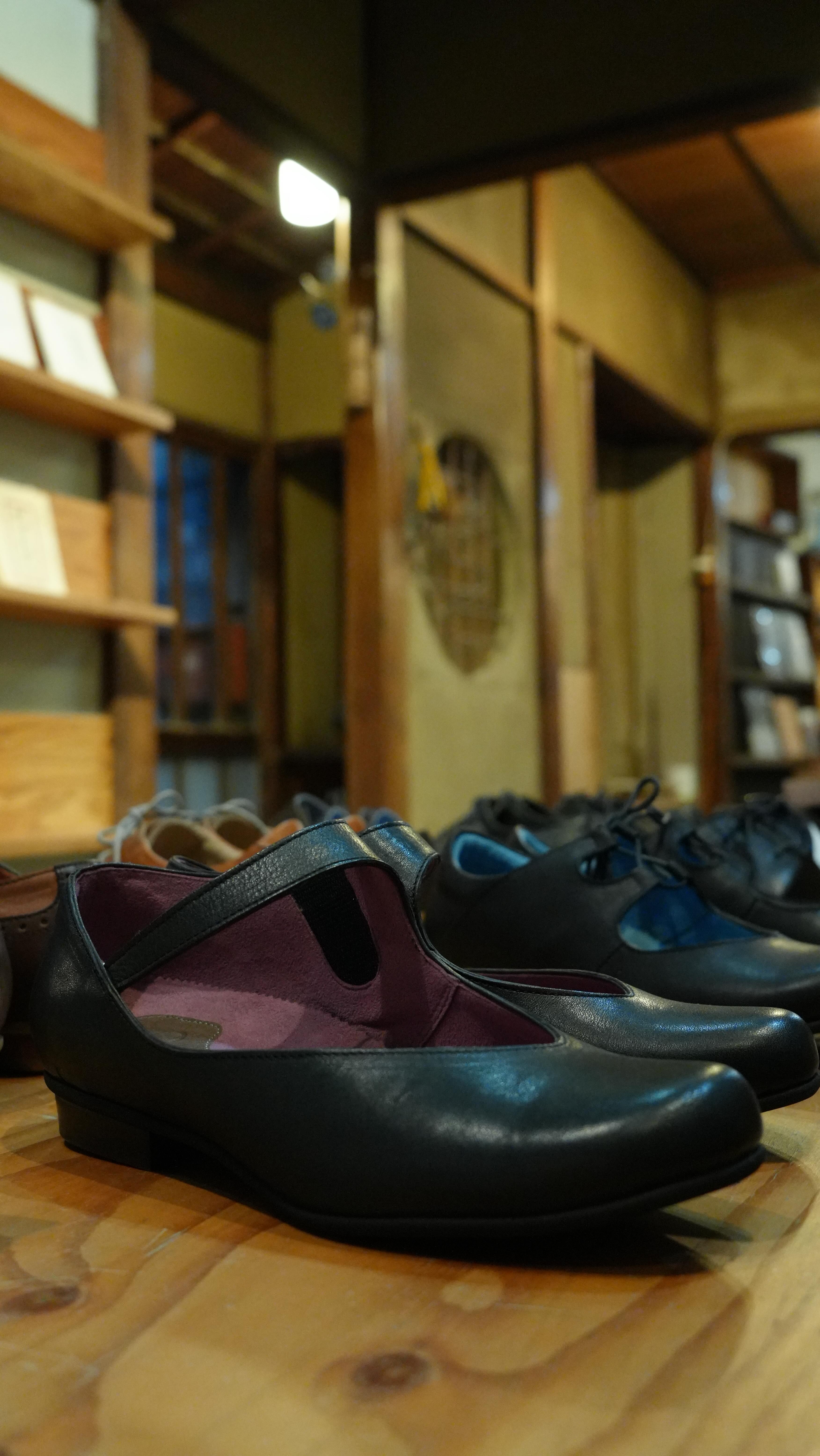 ものづくりとモノづくり #1 「ツキヤマ・佐藤さんと靴のこと」
@tsukiyama_oiso
@auiao_design
この度、ものづくりの魅力をさらに広めていくことを目指しで、NITENの職人や取引様と協力してものづくりへの想いを発信するメディアブランド「ものづくりとモノづくり」を発足しました。NITENの靴に限らず、日本のものづくりをこのメディアブランドを通して、関心を持ってくださると幸いです。
今回は映えある第一弾:神奈川県大磯町でカフェ、ギャラリー、本屋が合体した複合施設のツキヤマを営む、デザイナーの佐藤さんです。佐藤さんとNITENとの出会いと靴について語っていただきました!
ぜひご覧ください♪
📍全国で革靴のオーダー会、サンプル販売会を実施中!
11/1〜11/22兵庫武庫之荘 joursknit【サンプル販売会】※職人不在
@joursknit
11/14(金)〜11/16(日)東京目白台 yuloom zymology
@yuloom_zymology
11/16(日)〜11/17(月)山梨上野原 ハシドイ
@lifeisbeautiful1020
11/20(木)〜11/24(月)群馬太田 cafe Chambre Dhotes
@chambre_dhotes_2012
11/21(金)〜11/24(月)静岡伊豆 もんさん
@monsanm3
11/28(金)〜12/2(火)福島須賀川 かもめ舎
@kamomesha
12/12(金)〜12/14(日)神奈川県平塚 雨と音
@ame_to_oto
12/21(日)〜12/25(木)神奈川県逗子 buis flower antique
@_.buis._
12/24(水)、11/25(木)群馬県伊勢 laboratory
@laboratory_201606
👞NITEN商品ラインナップ
@2ten1ryusouhonpo
@five_rings_collection
🙎♂️旅する靴職人
@shoe_mystar
@hachi.to.kutsu
📷撮影、取材、メディア運用者
@arven.studio.jp