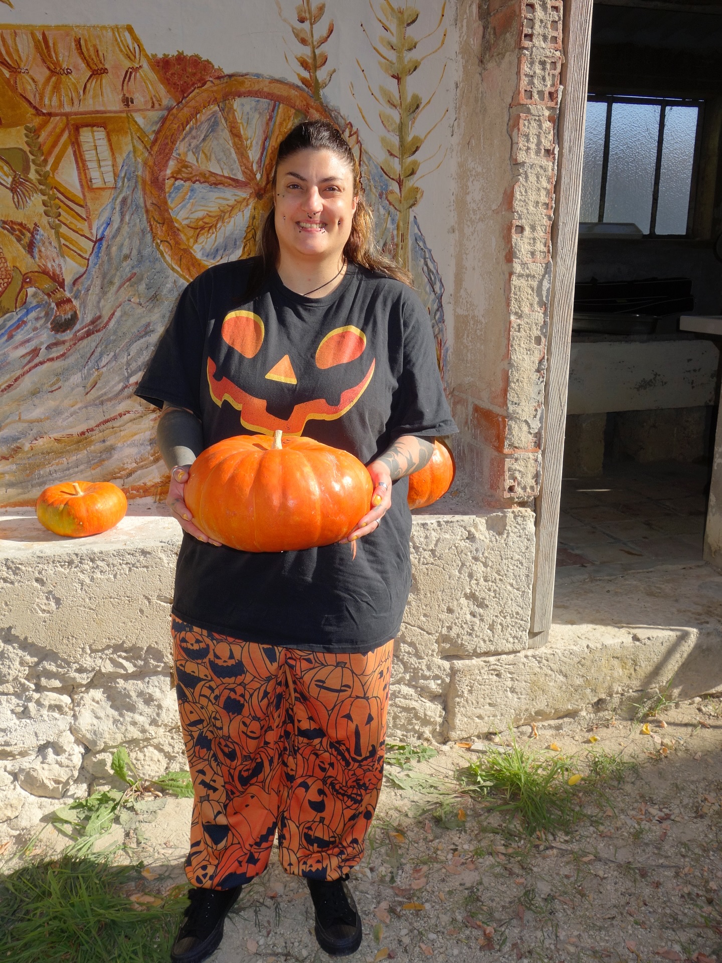 Lors des journées de biodiversité et solidarité a aussi eu lieu le pesée de citrouilles ! Vous avez été nombreux à participer et discuter avec Myriam de Corne d’Abondance sur sa production.
Voilà les résultats et les grands gagnants :
230g par Maryam
2,625 par Catherine
5,465 par Josiane
16,250 par Gaby