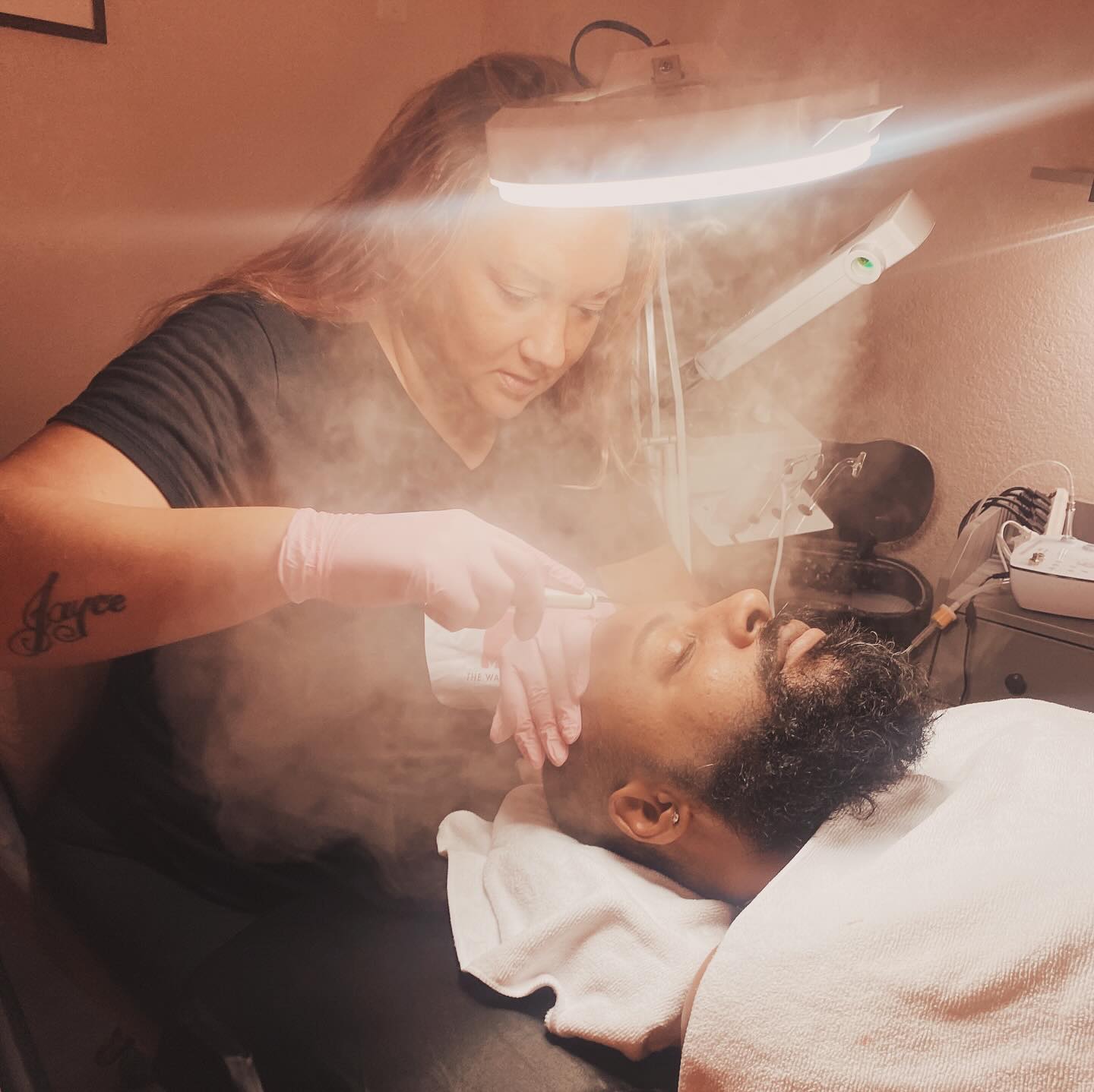 Just another day at the office doing what I love — skincare! 💆♀️💫
The difference in a Bare Beauty facial? I’m not a chain — I’m an independent esthetician with years of knowledge, experience, and a passion for personalized care. I’m not limited to one product line or treatment, which means every facial is completely customized to you.
Your skin is truly in good hands. 🤍
#wesleychapelfacials #tampafacials #tampaesthetician #skincare #florida