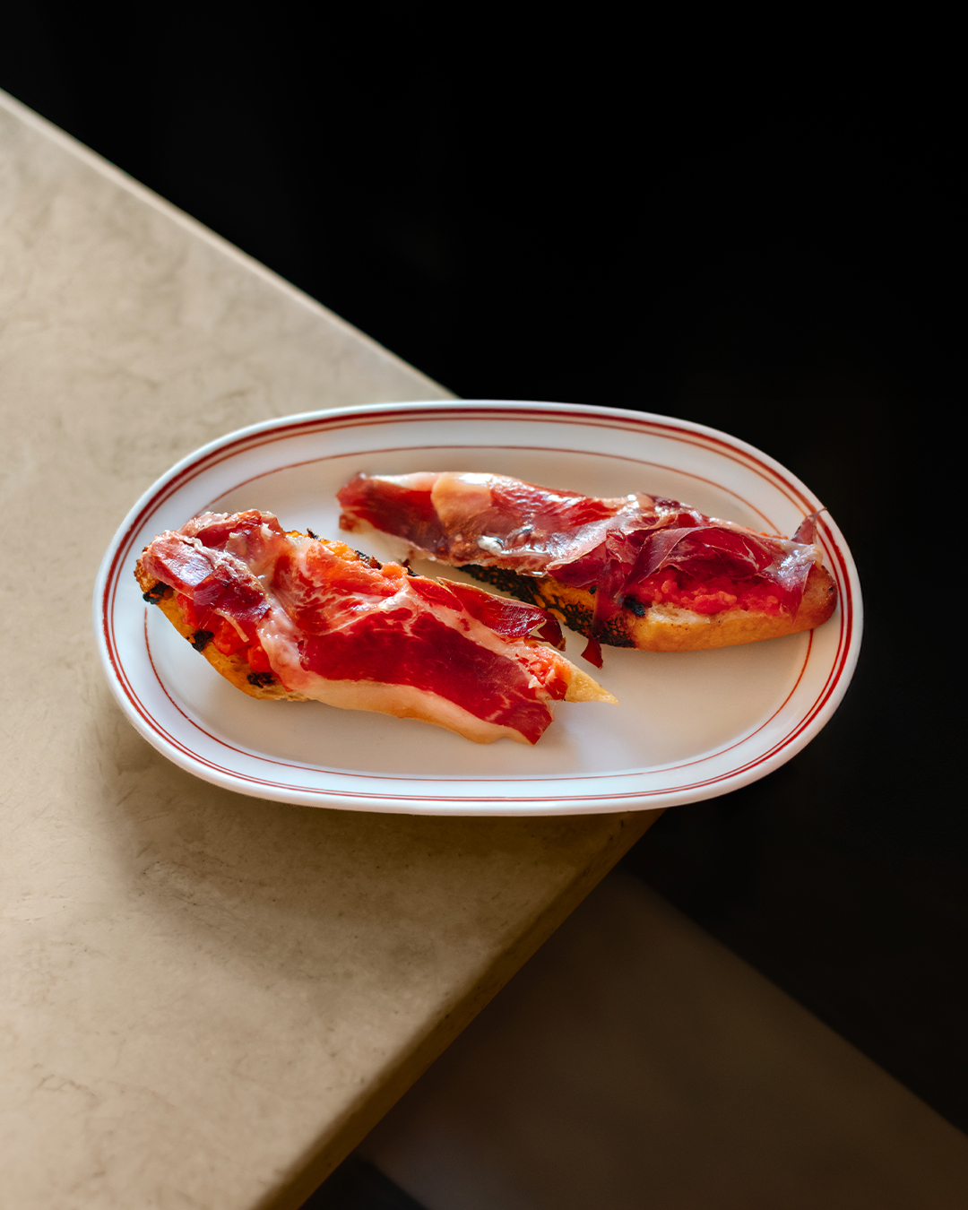 Os nossos frios são o início perfeito de qualquer refeição. Já experimentou?!
▷ Pan con Tomate, Jamón Ibérico de Bellota
▷ Salada de Polvo, vinagrete, paprika fumada
▷ Peixe marinado, lima, algas, batata doce de Aljezur
▷ Tártaro de Atum, abacate, “ovas” de wasabi
--
Our cold cuts are the perfect start to any meal. Have you tried them yet?
▷ Tomato Bread, Jamón Ibérico de Bellota
▷ Octopus Salad, vinaigrette, smoked paprika
▷ Marinated fish, lime, seaweed, Aljezur sweet potatoes
▷ Tuna Tartar, avocado, wasabi “eggs“