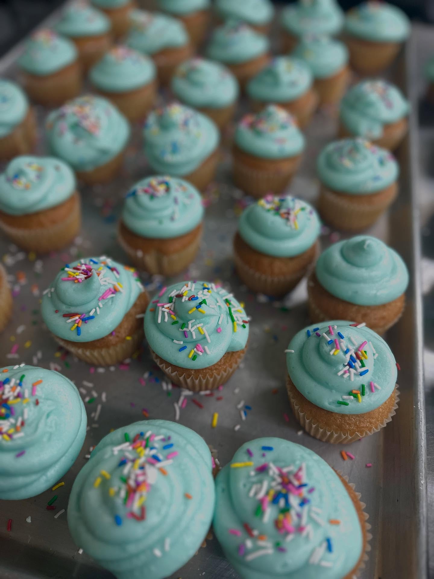 WRAP PARTY! #cupcakes #sprinkles #buttercream #ganache #chocolatebloom #redvelvet #bakeditmyself #sweet