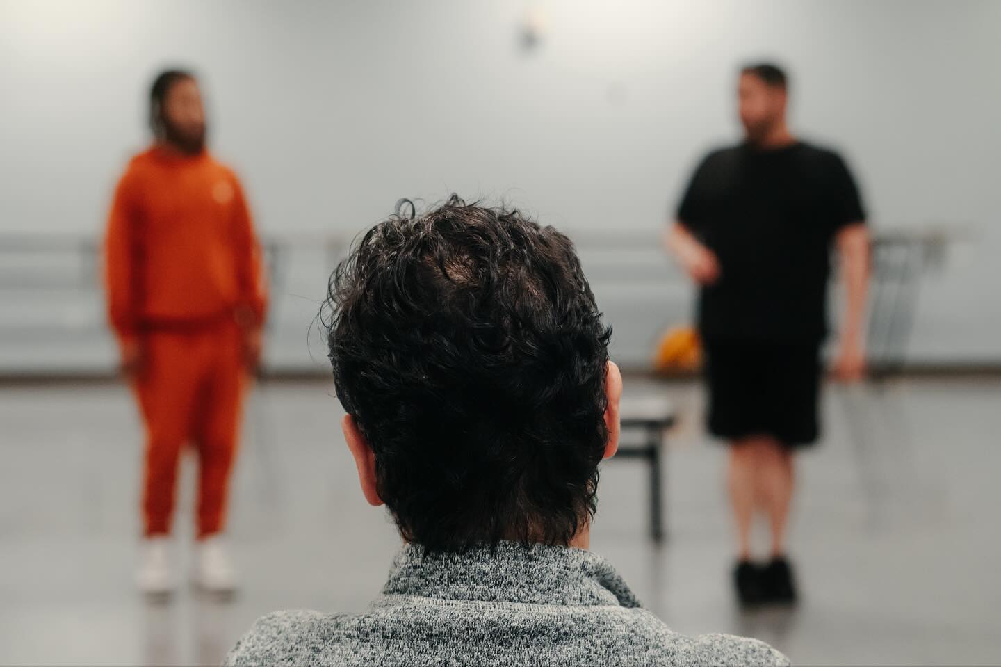 From Process to Production, we have arrived! It is opening night for THE UNDERSTUDY. Presented by 2Rhythms, written by Theresa Rebeck and directed by Paul Flores. Our team has put in a lot of work and we are excited to share this special show about theatre and relationship and community.
There’s still time to grab tickets so tap that link in our bio and we’ll see you at the theatre!!
#2rhythmstheatre #latheatre #acting #blackandbrown