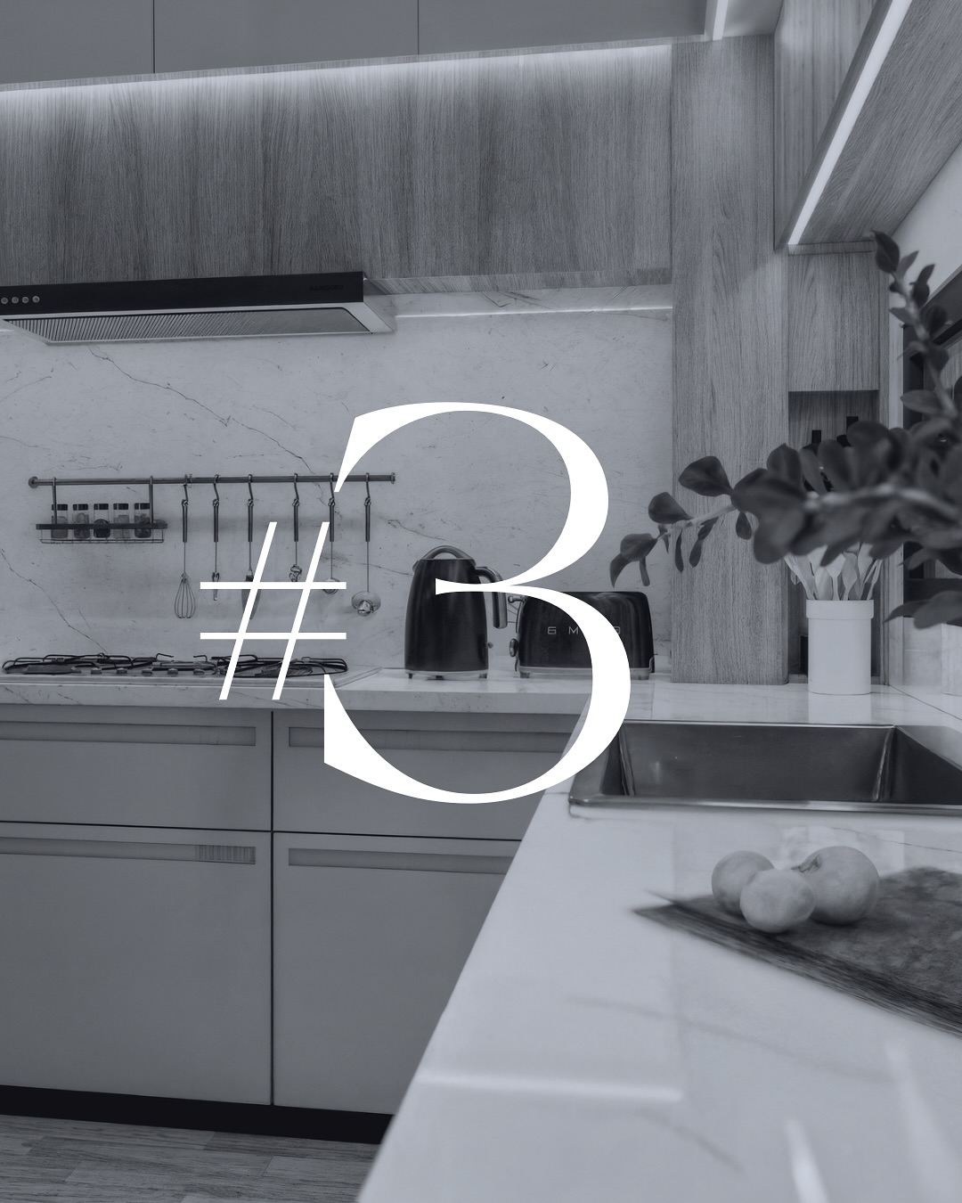 Hoy les comparto parte del proceso detrás de la cocina del proyecto Costas, en Puertos del Lago – Escobar, Buenos Aires.
Un proyecto de arquitectura interior donde tuvimos la oportunidad de diseñar esta cocina desde cero, pensando cada línea, cada material y cada gesto de luz.
Optamos por pisos de madera, muros blancos y una iluminación indirecta que acompañara la calidez del espacio sin competir visualmente con el living ni con la obra de arte retroiluminada en piedra natural que podrán ver en próximas publicaciones.
La clave estuvo en el sistema de almacenaje, la selección de herrajes adecuados y una distribución que nos permitiera lograr una cocina funcional, limpia y silenciosa en términos estéticos.
Para mantener esa armonía decidimos trabajar con revestimientos pétreos de carácter etéreo, elegante y contemporáneo, que evocan la piedra natural y se integran de manera sutil al resto del diseño de la casa.
Un proyecto donde la cocina deja de ser un servicio para convertirse en parte esencial del concepto interior.
studiobarla.com
#studiobarlainteriordesign
#InteriorDesign #ArquitecturaInterior #CocinasDeDiseño #LuxuryInteriors #Interiorismo #DiseñoDeCocinas #BuenosAires #PuertosDelLago #Costas #StoneDesign #Iluminación #WoodFloors #ContemporaryInteriors #FunctionalDesign