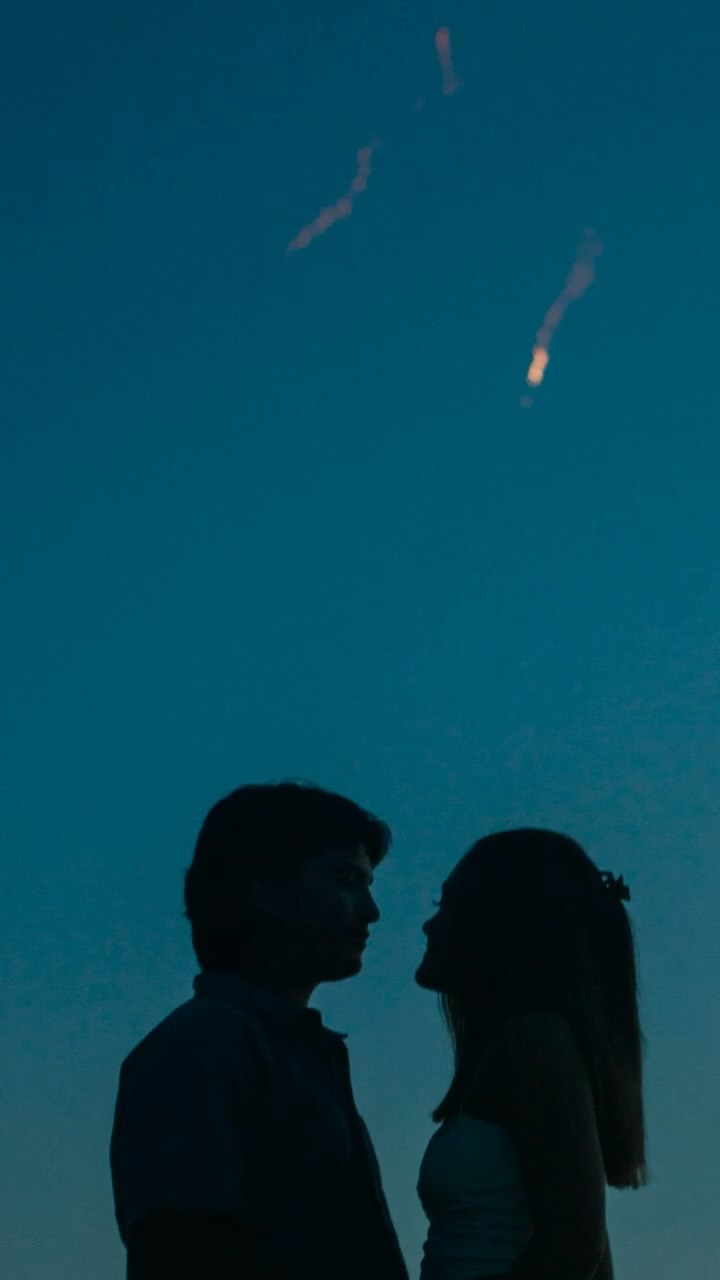 Lately I’ve been watching myself grow.
Small decisions that feel aligned.
Trusting my eye. Trusting my heart.
I’m not who I was last year.
And I love that.
I love who I’m becoming as an artist
and how much more I see now.
The tenderness. The depth. The soul of a moment.
It all feels closer than ever.
Here’s to becoming
and letting the work reflect the healing.
🤍