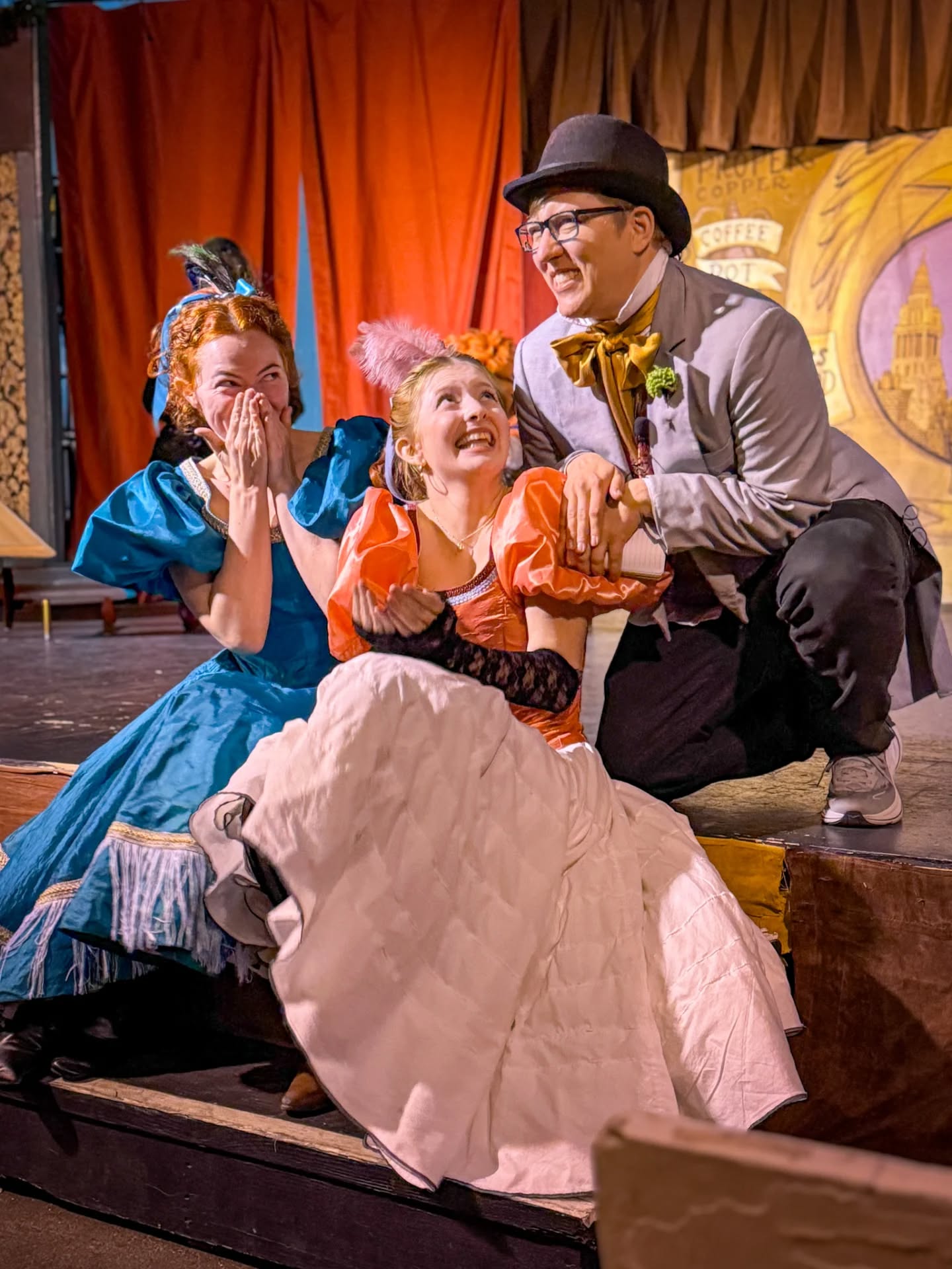 Wondering why our girls are giggling here?
Come to @dickensfair this weekend and find out yourself! π€
πΈ @frogsongphotography
