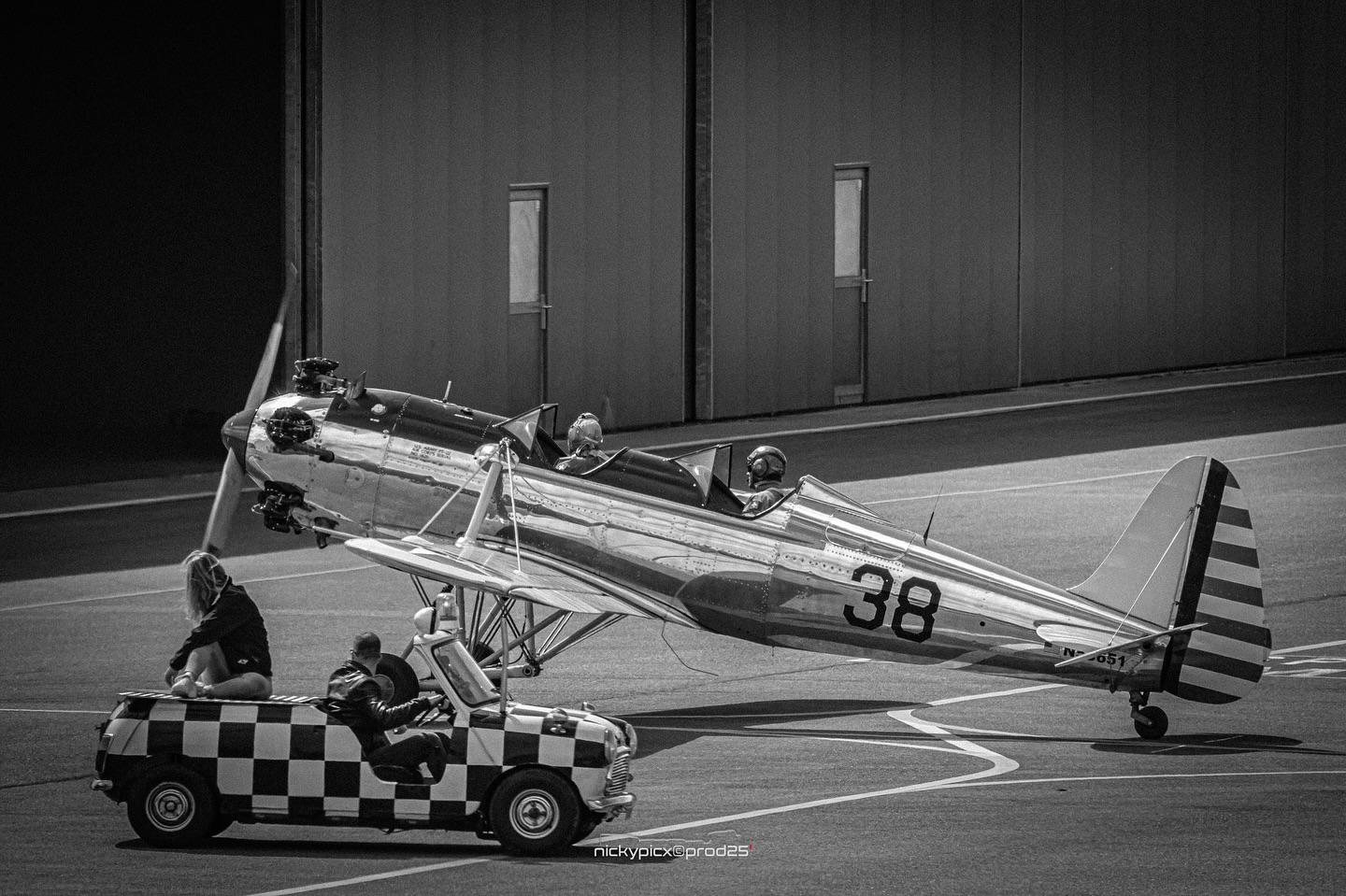 Vintage Look! 💛
📸 @aviaswiss
#slowbirds #vintage #vintagelover #vintageplane #ryanpt22 #ryanpt22recruit #usarmy #trainingaircraft #worldwarii #ww2 #airport #lausanne #lsgl #blackandwhite #blackandwhitephotography #aviator #aviationlifestyle #mini #minicar #carodesigns
@ampa_gah
@vaness_intheair
@maximegoupil94
@natascha_the_flying_unicorn
@usarmy
@lausanne_airport
@lausanneaeroclub