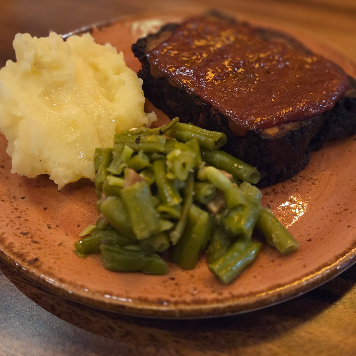 Family style Meatloaf with smokey green beans and mash potatoes from @thetuckandtable
Great spot to get dinner before take a ride on the @greatsmokeymtnsrr Polar Express
#familystyle #meatloaf #greenbeans #brysoncity #brysoncitync #polarexpress #munchandmeanderwnc