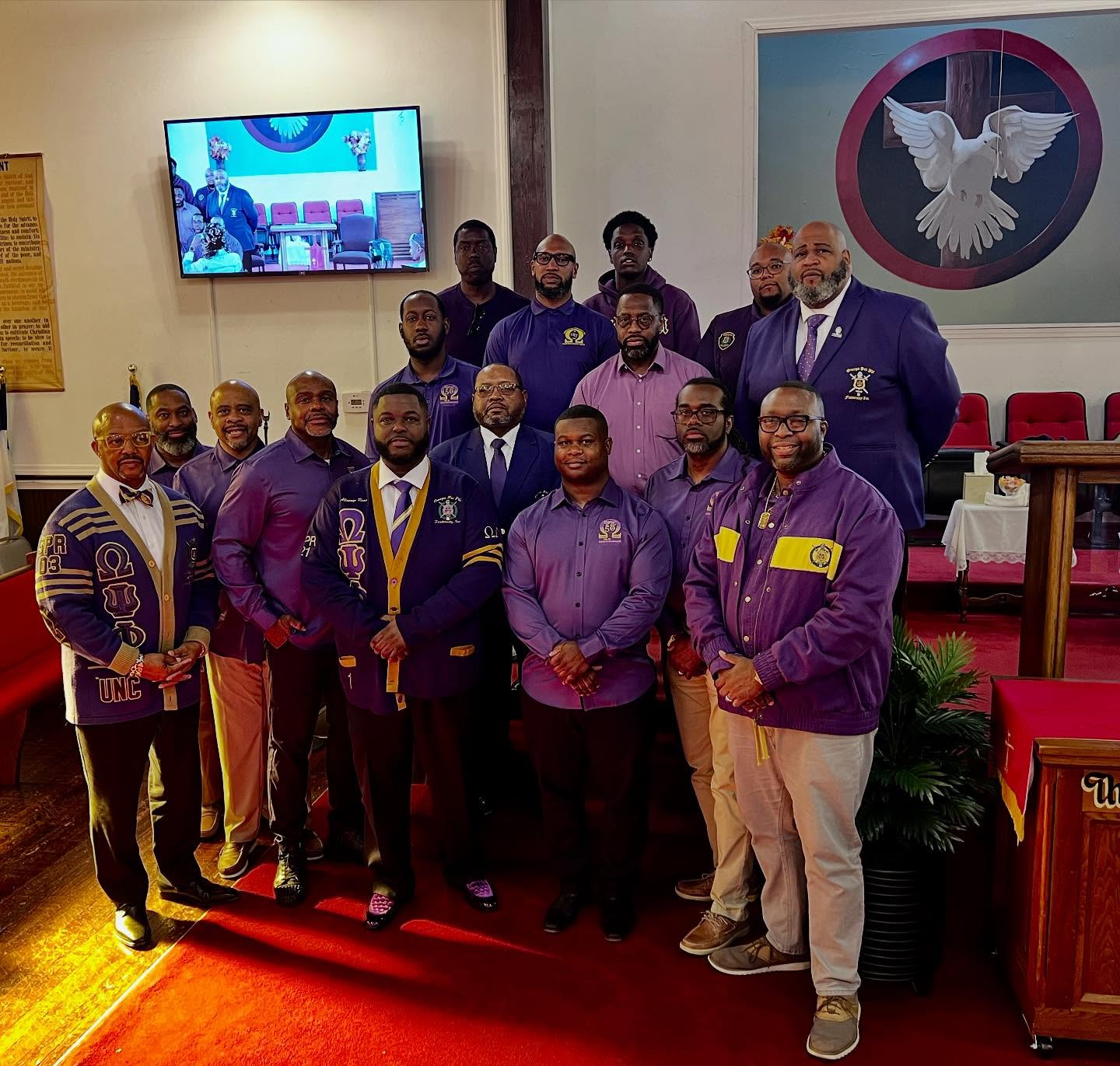 Clarksville, TN/Guthrie, KY. The Psi Pi and Rho Kappa Chapters gathered at the Guildfield Baptist Church with pastor, Bro. Allataye Russ, 1- QLL-21 to celebrate “Real Friends” 1 Samuel 19:4. #onwardandupwardwearethefifthdistrict
#Legendary5thDistrict #Service #5thD #Legendary #MovingThe5thForward #OmegaPsiPhi @officialoppf @thelegendary5th
