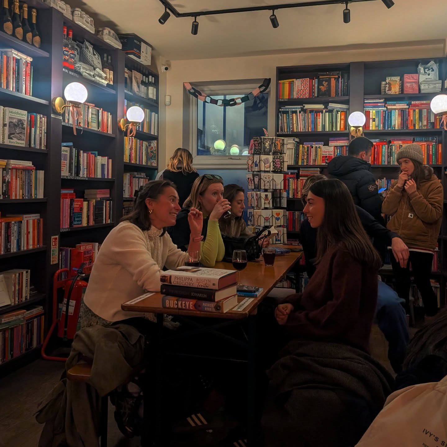 Festive Saturdays at BookBar with 📚🍷☕
Come see us until 9pm tonight at both Highbury and Chelsea shops, and until 6pm tomorrow. Then we're open Monday 10-6pm at both shops too. Come see us, have a coffee or glass of wine while we help you choose your perfect gifts and wrap them for you free of charge 🎁