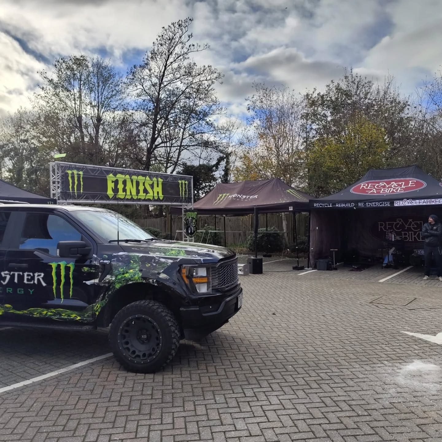 We are at Monster HQ today! Our mobile workshop is set up and ready to rock! Waiting for the legend Manx Missile @markcavendish to arrive! π