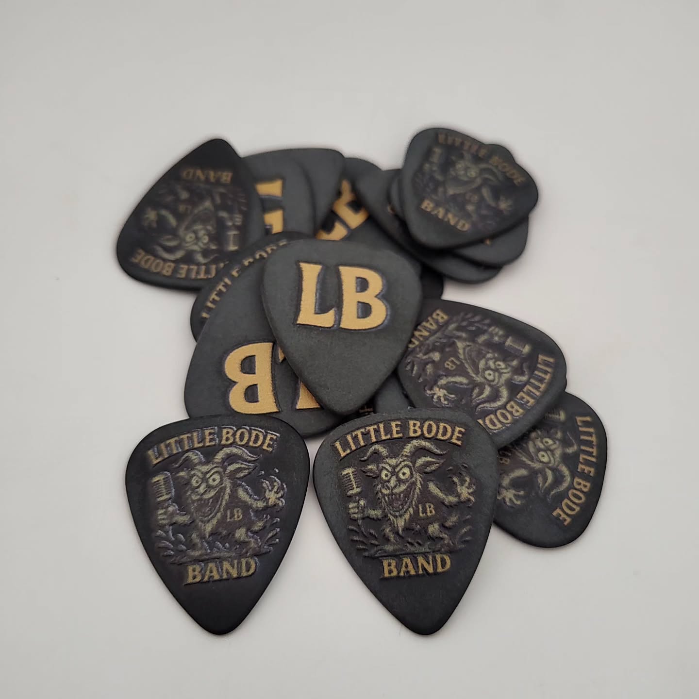 Que tal ter suas próprias palhetas personalizadas? 🎶
Seja para você, sua banda , empresa ou um presente especial, criamos palhetas exclusivas que carregam identidade, estilo e paixão pela música. Agora, queremos compartilhar algumas dessas criações com vocês!
🎸 #AcordesDaNossaHistória 🎶
Cada palheta vai além do design—ela traz memórias e personalidade para cada acorde. Ao longo do tempo, desenvolvemos modelos únicos para músicos que querem expressar seu som de forma autêntica.
Se alguma dessas palhetas te inspirou, que tal transformar suas ideias em algo único? ✨ Entre em contato e crie a sua!
📩 Chama a gente no direct ou clique no link da bio para saber mais!
🔻 Deixe sua marca em cada nota! 🔻
#PalhetasPersonalizadas #MúsicaComEstilo #MeuSomMinhaPalheta #RiffsComIdentidade #NotasQueMarcam #MúsicaÉArte #PalhetasComHistória #FeitoParaMúsicos #IdentidadeMusical #PersonalizeSeuSom #PlayPalhetas #CustomPick #PalhetaPersonalizada