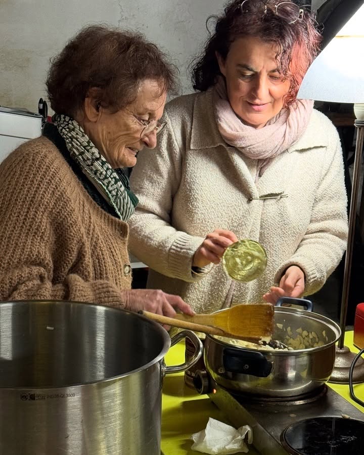 Le 24 octobre dernier, nous avons fait chabrol !
Organisé avec l’office du tourisme d’Eymet, la visite aux flambeaux de @bastidesenfete était clôturée par cette soupe à l’ail servie avec un verre de vin. Beaucoup découvraient ou redécouvraient cette tradition bien connues de nos parents et grand-parents.
L’après-midi avait lieu un atelier tourin sous la direction de Christine Serret dont on a suivi la recette et façon de cuisiner !