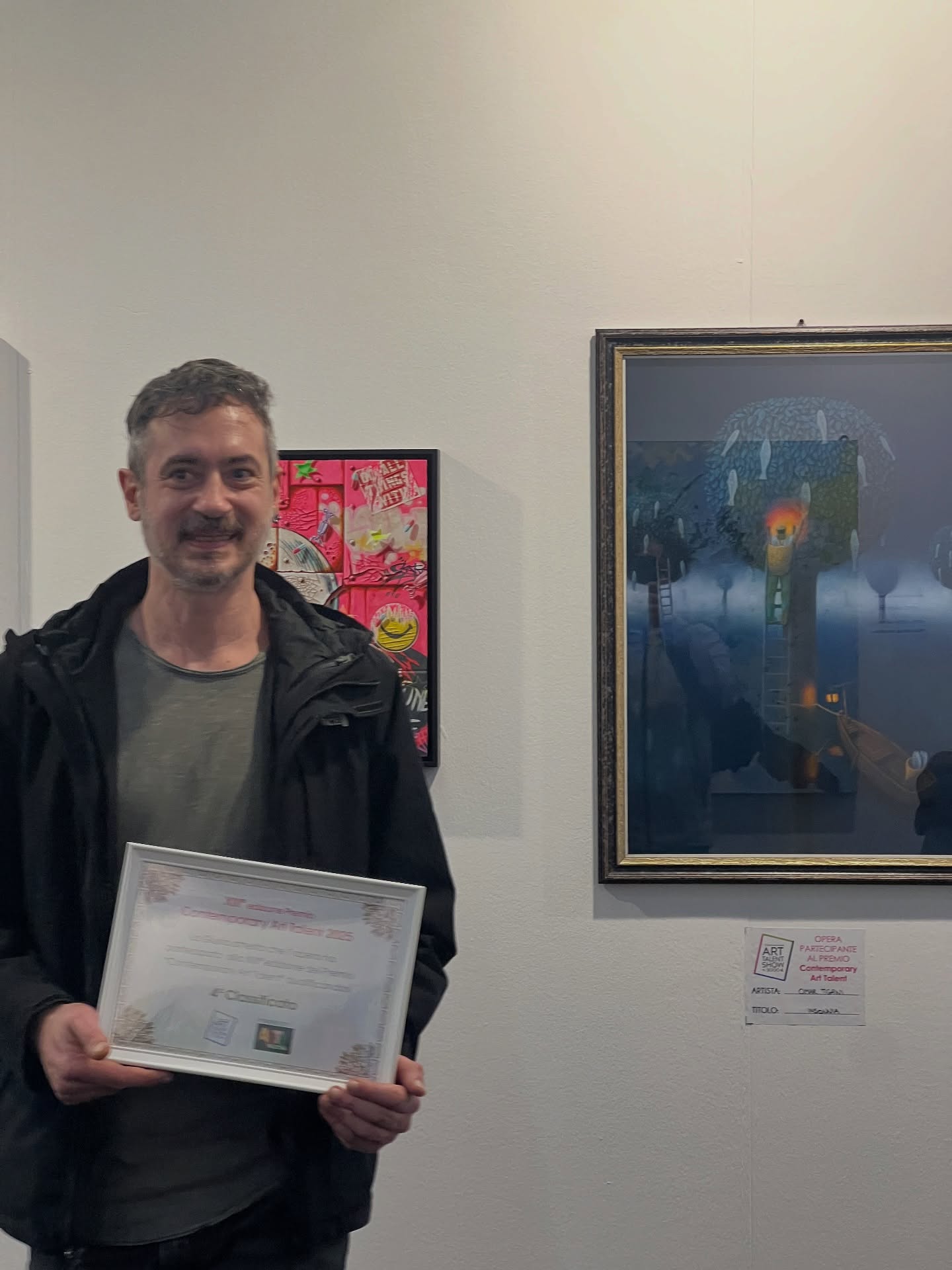 Sono davvero felice e ancora emozionato per essermi classificato al 4° posto del @contemporaryart_talentshow di @arte.padova con la mia opera “Insonnia”.
Ora che questa bellissima esperienza è terminata è doveroso fare un pò di ringraziamenti.
In primis ringrazio Stefano Boschetti ed @expositivaart per aver creduto in me ed avermi dato la possibilità di mostrare i miei lavori in uno stand meraviglioso pieno di opere di altissimo livello.
Ringrazio la giuria di CATS ed Arte Padova per aver apprezzato e votato la mia opera.
Un grazie di cuore a tutte le persone e gli #artlovers a cui ho potuto raccontare la mia arte e anche un po’ di me stesso.
✨E poi la parte più bella: ringrazio tutti i bravissimi artisti che ho conosciuto in questi giorni con cui ho potuto scambiare idee, visioni, battute, sorrisi. @silviaely @arianna_squicquaro_art @alessiopistilli @daniela_melzig @cabin_por.n @michelleblancke @rianne.tegelaar, Stefano, Michelangelo, Francesco, e tutti gli altri che in questo momento non riesco a trovare nei meandri dell’instagram
Siete meravigliosi! Vi abbraccio tutti e spero di rivedervi presto! ❤️🤗🙌